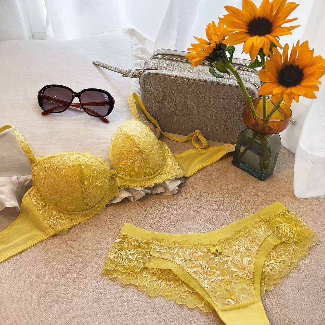 BradelisNewYork/ブラデリスニューヨークのインスタグラム：「. BRADELIS Naomi 23S2 -Step2- 2023SS Collection New Arrival.+  Step2の補整ブラ≪ナオミ≫から、夏の新作が登場♪  透け感のあるレースとシアーなパワーネットで切り替えたモダンな雰囲気°˖✧ シャイニーなレースで気分が上がりそうです♪ サイドは脇高設計で、集めた脇肉を逃さず整えます◎  カラーは、光のようにポジティブなイエロー 夏の肌に溶け込むヌーディなナチュラルベージュ、 クールなシルバーグレーの3色です.+°  ◇ブラジャー　￥11,000(税込) 〈サイズ：65-75/B-F〉※65B展開無し  ◇パンティ　￥5,280(税込) 〈サイズ：M・L〉  ◇ショーツ　￥5,280(税込) 〈サイズ：M・L〉  ◇タンガ　￥4,950(税込) 〈サイズ：M・L〉  【カラー：イエロー・ナチュラルベージュ・シルバーグレー】  ・ ・ ・ ※ご使用のパソコンモニターやスマートフォンの画面によっては、商品の色合いが画面表示のものと現物で異なる場合があります。  #ブラデリスニューヨーク #ブラデリス #bradelisnewyork #育乳ブラ #bradelis #育乳 #補整ブラ #補整下着 #補正 #補正ブラ #スタイルアップ #ボディメイク #新作 #ss #styleup #バストケア #美ボディ #初夏」