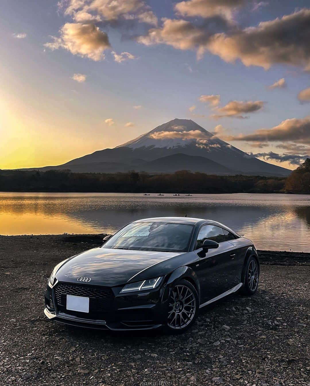 アウディ ジャパンのインスタグラム：「四半世紀の歴史に幕を下ろすAudi TT。 今週は、そんなAudi TTオーナーの皆様の写真をご紹介。   本日は、山梨県の精進湖にて撮影されたAudi TTのお写真です。 雄大な富士山と、それにふさわしい存在感を放つAudi TT。 いつも投稿していただきありがとうございます。   今後も定期的にオーナーの皆様の素敵なショットをご紹介したいと考えています。 @audijapan をタグづけして投稿してくださった方の中からお声がけしますので、 皆様の投稿をお待ちしています。   Location :#精進湖 Photo : @namu.tt8s Model : #AudiTT   *掲載許可をいただきました方のみ、ナンバープレートを編集した上で写真を使用しています。   #Audi #アウディ #TT #AudiJapan #CarLife #CarLifeStyle #AudiLife #GermanCars #Car #Cars #Cargram #SportsCar #山梨県 #お出かけ」