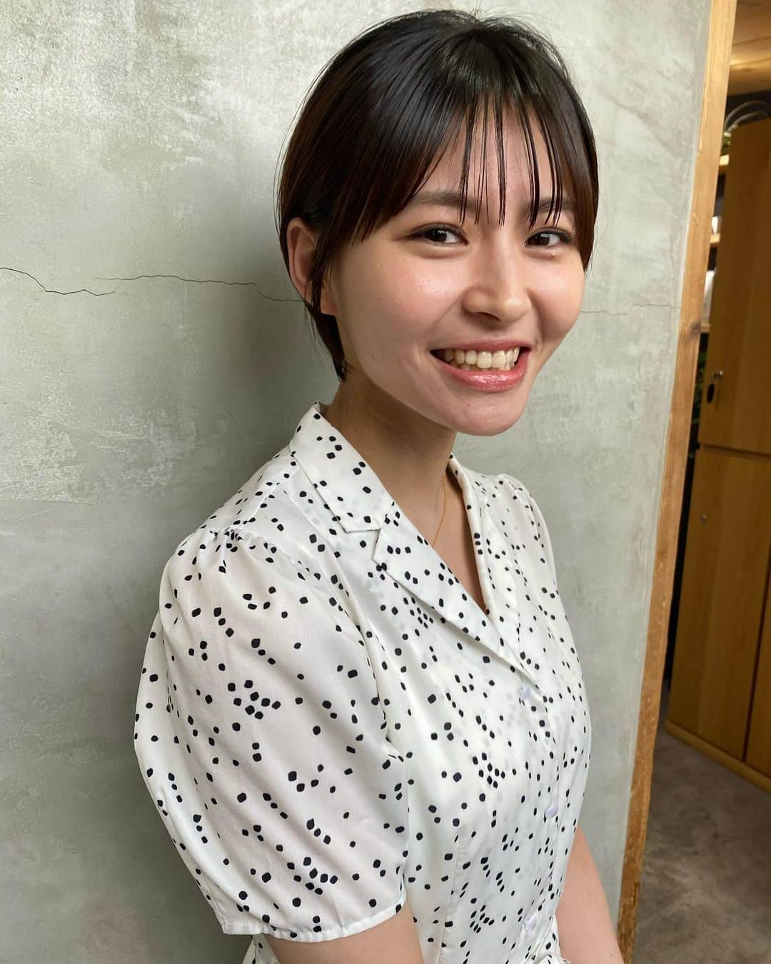 桜田茉央さんのインスタグラム写真 - (桜田茉央Instagram)「夏なのでバッサリ髪を切りました💇🏻‍♀️🏝 また今回も @misa_yamashita さんにカットをお願いしました✂️ 新しく始まる撮影もあり、フレッシュな気持ちを忘れずに仕事に臨みます〜！ 地方ロケが増える予感😻 皆さんにまたお伝えします🫶 #二級建築士 の学科試験も追い込みの時期に入りましたね。 皆様のラストスパート応援しております📣 少しでも勉強した範囲が出ますように🍀 . . #ショート #ショートヘア  #ショートカット  #くびれショート  #ボブ  #ヘアサロン」6月21日 18時01分 - sakurada_mao_02