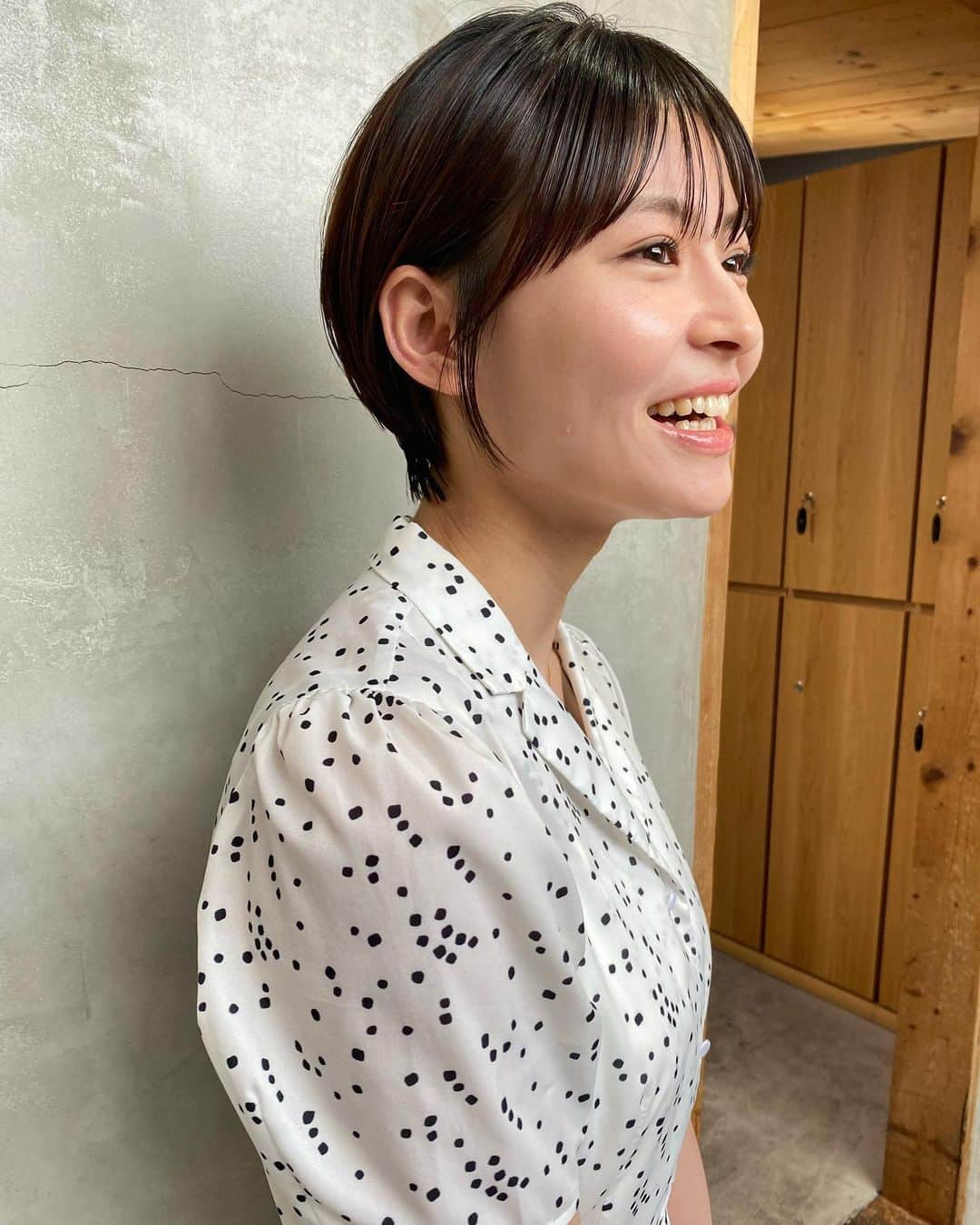 桜田茉央のインスタグラム：「夏なのでバッサリ髪を切りました💇🏻‍♀️🏝 また今回も @misa_yamashita さんにカットをお願いしました✂️ 新しく始まる撮影もあり、フレッシュな気持ちを忘れずに仕事に臨みます〜！ 地方ロケが増える予感😻 皆さんにまたお伝えします🫶 #二級建築士 の学科試験も追い込みの時期に入りましたね。 皆様のラストスパート応援しております📣 少しでも勉強した範囲が出ますように🍀 . . #ショート #ショートヘア  #ショートカット  #くびれショート  #ボブ  #ヘアサロン」