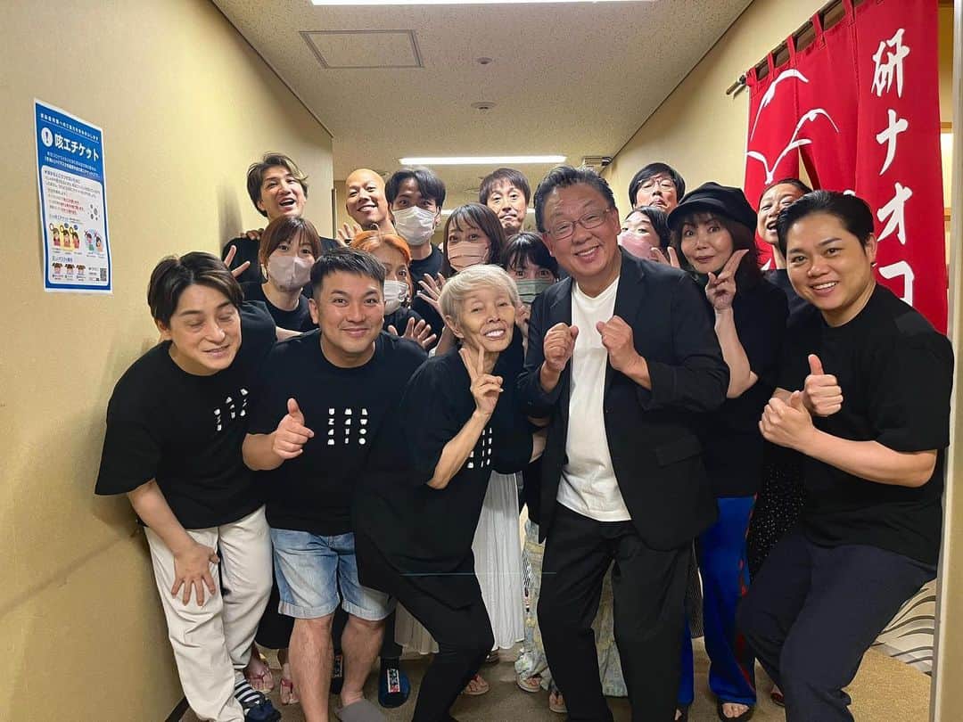 梅沢富美男のインスタグラム：「今回のスタッフTシャツ。 ただの点に見えますが見方によってある文字が浮かびます。  さてなんという字でしょうか？  てな訳で明日はゲネプロ。 みんなで頑張ります！  #梅沢富美男劇団 #明治座 #150周年公演」