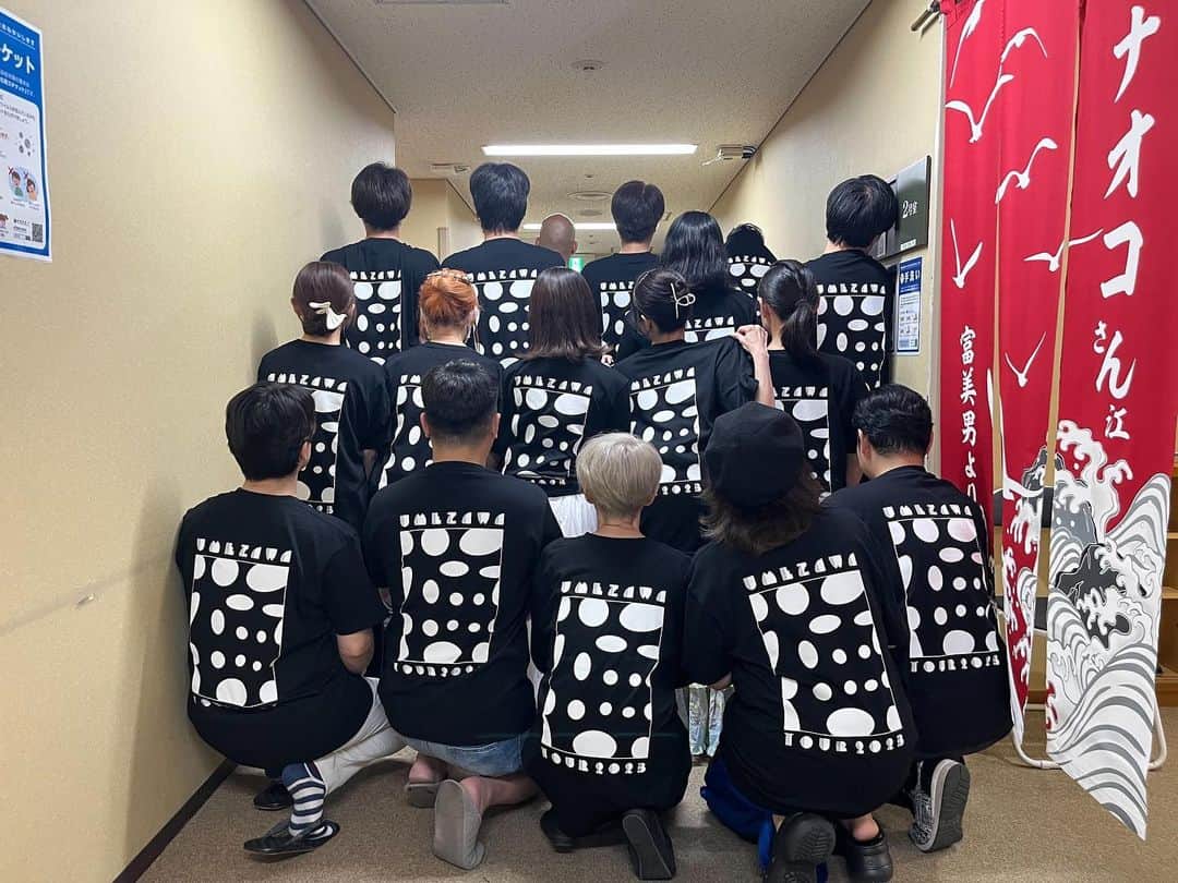 梅沢富美男さんのインスタグラム写真 - (梅沢富美男Instagram)「今回のスタッフTシャツ。 ただの点に見えますが見方によってある文字が浮かびます。  さてなんという字でしょうか？  てな訳で明日はゲネプロ。 みんなで頑張ります！  #梅沢富美男劇団 #明治座 #150周年公演」6月21日 18時04分 - tomioumezawa