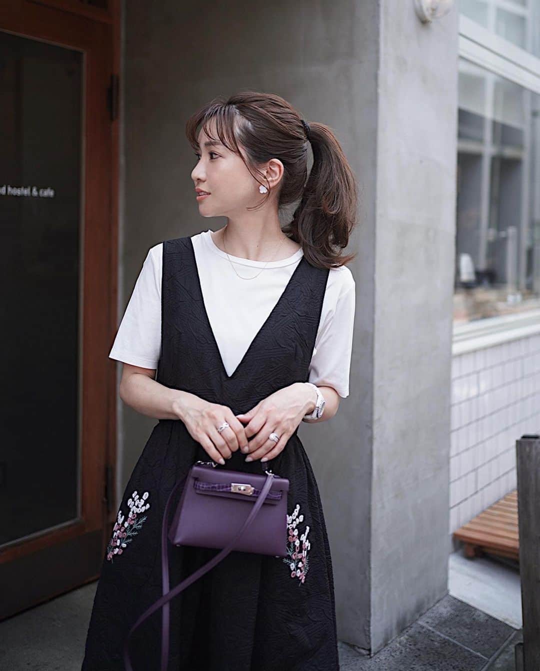 喜田彩子のインスタグラム：「⁡ ⁡ 今日もあっという間に夕方に🌙 色々頑張ろうと気合いが入った一日。 ⁡ そんな今日はお花モチーフのジャンパースカート𓂃❁ 前後深めのVラインがシルエットをすっきりと魅せてくれて ストレスフリーな着心地やイージーケアも嬉しい🩵🩵 ⁡ 毎日気温がバラバラけど インナー次第で変更出来るので◎✨ ⁡ ONEPIECE... @chesty_official  TOPS... @lephil_official  SHOES... @elendeek  BAG... @hermes  ⁡ ⁡ @chestystyle_official  #chesty #チェスティ #fashion #outfit #ootd #coordinate #패션 #오오티디 #데일리룩 #코디스타그램 #악세사리 #오늘뭐입지 #좋아요 #156センチコーデ #sサイズコーデ #秋コーデ #秋冬コーデ #シンプルコーデ #ファッション #コーディネート #コーデ #ワンピースコーデ #ワンピース」