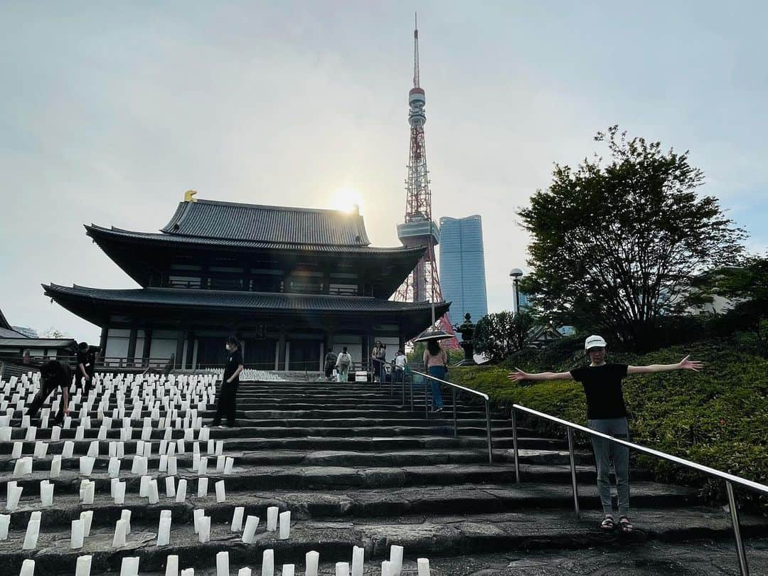 ちすんのインスタグラム：「恒例の増上寺  なにやら階段に🕯️  #増上寺 #zojoji」