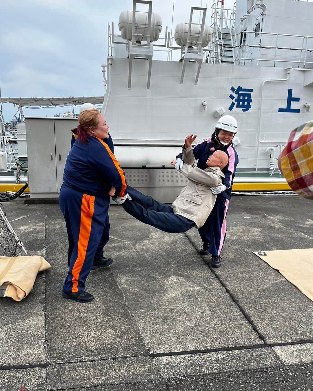 おかずクラブさんのインスタグラム写真 - (おかずクラブInstagram)「どうも！ゆいPです！  今日は静岡の海上保安庁に一日入隊してきました！！！  人命救助の大変さや、サイズが無くて着れない制服の代わりに意外とテープとマジックで似せれる、など色々勉強させて頂きました！！！  カレー美味しかったーーーー！！！  #ただいまテレビ #ただいま日和」6月21日 18時16分 - okazu_club