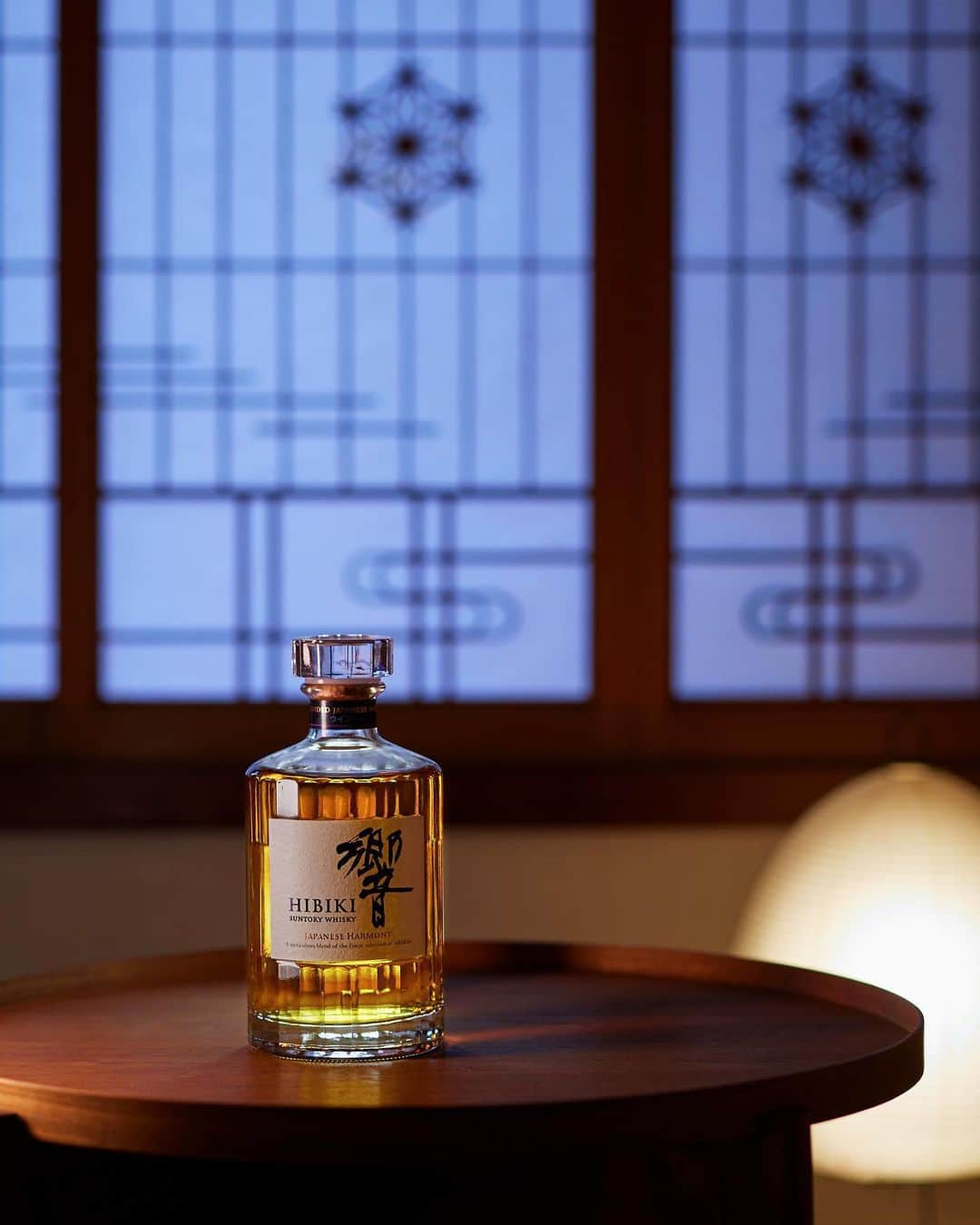 響 | SUNTORY WHISKY HIBIKIのインスタグラム：「. HIBIKI TIME ～二十四節気・夏至～  緩やかに夜の帳が下りる頃。 The moments when the veil of night gently descends.  #hibiki #響 #hibiki_time #二十四節気 #24seasons #夏至 #geshi #withnature #夏の宵 #行燈 #障子」