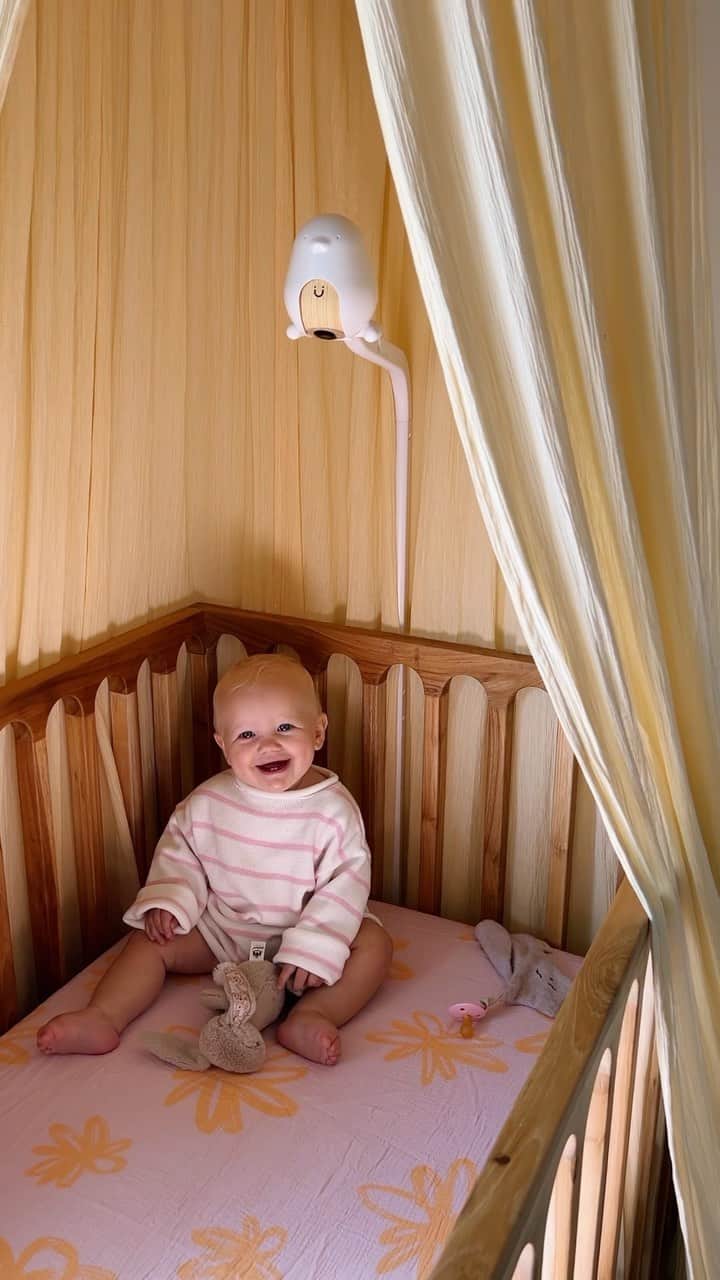 エリー・バレンのインスタグラム：「@cuboai_australia makes bed and nap routines easier, with wake alerts, roll detection, temperature reading, plus sleep analytics. Use my code ELLIE2023 for a discount | ad」