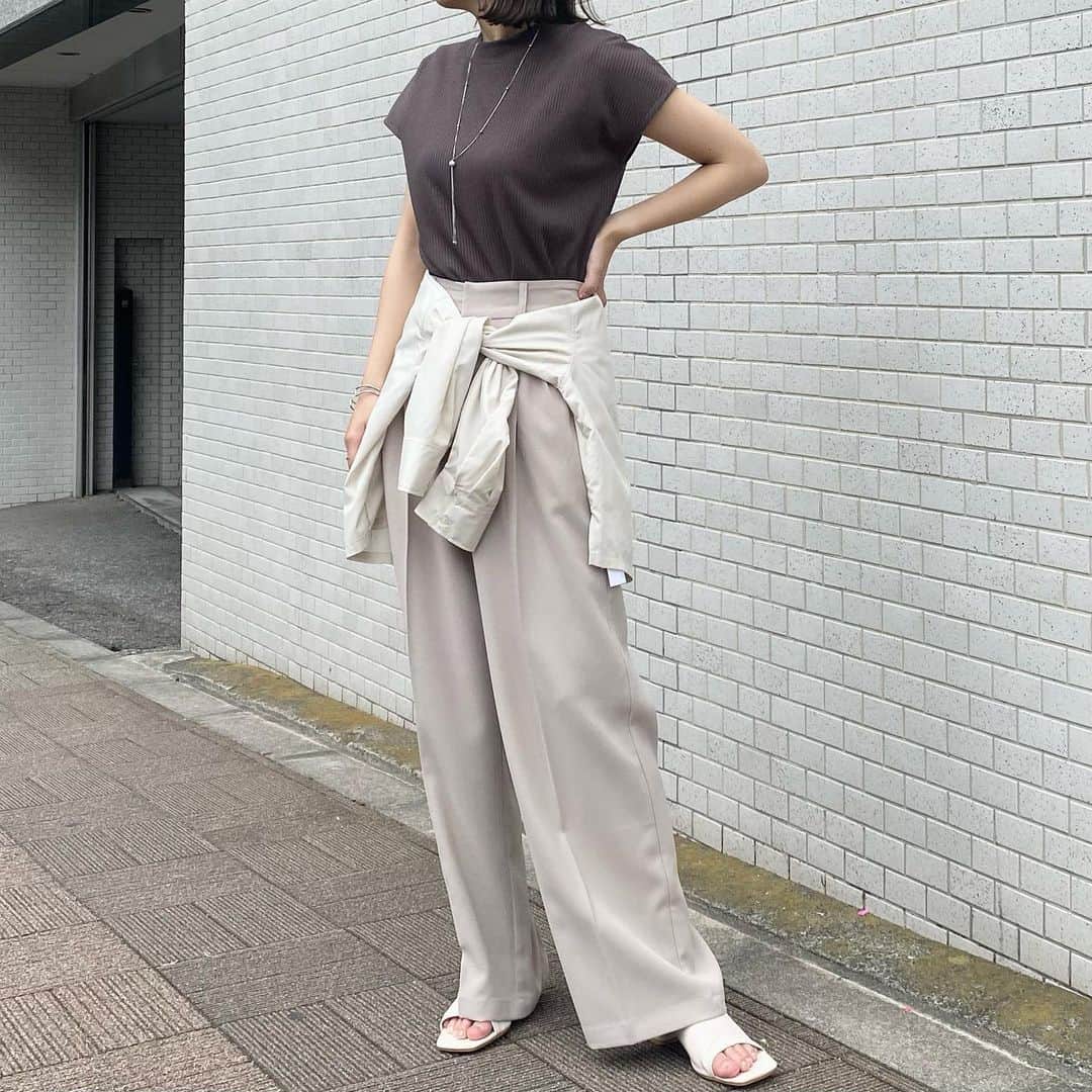 グローバルワークさんのインスタグラム写真 - (グローバルワークInstagram)「. ＼ 夏を快適に！機能性抜群で夏の味方✨／  🏷️快適リブフレンチプルオーバー ¥.2,970 (tax in)  可愛いだけじゃない！ これからの暑い時期に嬉しい機能がたっぷり詰まった1枚です🌻  【機能】 ❄️接触冷感 🧺制菌　部屋干し中を抑制 🧸抗菌防臭  また、気になる二の腕の太い部分をカバーしてくれる肩幅とフレンチスリーブで細見え効果も◎  ▶︎▶︎ 気になるアイテムは画像タップで詳細をチェック✔️ 後で見返せるように「保存」がオススメ📝  プロフィールTOPはこちらをタップ！  @globalwork_official  ________________________ #globalwork #グローバルワーク #グローバルワークコーデ #大人カジュアル #大人カジュアルコーデ #大人コーデ #カジュアルコーデ #きれいめカジュアル #ままコーデ #オフィスカジュアル #春服 #春服コーデ #春ファッション #ままコーデ #ママコーデ #夏服 #夏服コーデ #フレンチスリーブ #サロペット #サロペットコーデ #ショルダーバッグ #ショルダーバッグコーデ #柄パンツ #柄パンツコーデ #キャップコーデ #キャップ #シャツワンピ #シャツワンピース #トングサンダル #キャミワンピ #キャミワンピース」6月21日 18時10分 - globalwork_official