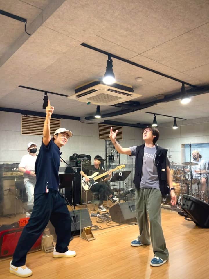 ドンヘのインスタグラム：「저희가 🥁 드디어 🎸 DElight를 🎹 시작을 🎺 합니다 !!!!!!!!!」
