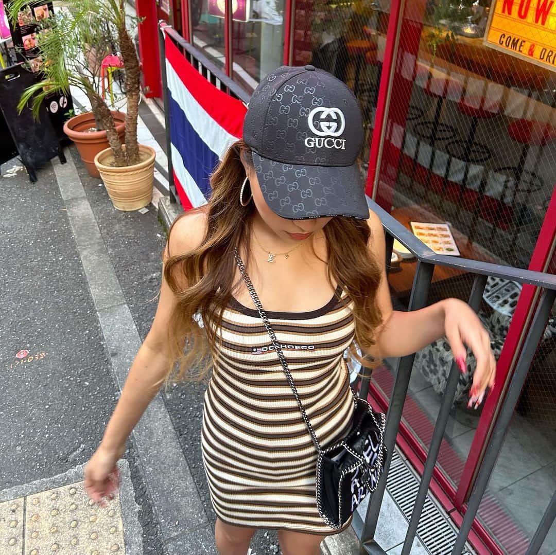 八鍬有紗さんのインスタグラム写真 - (八鍬有紗Instagram)「⁡  撮影終わりに後輩ちゃんたちとごはん行って いっぱい食べてるのみてかわいいでしかなくて😍👏🏾 こっちまで幸せいっぱいだった💜💜 ⁡ 私服イケてんね〜🕶️ってスタイリストさんに 言って頂いたワンピは最近のお気に入り！ トートは使いやすくて全色コンプリートしてる🪽 ⁡ ⁡」6月21日 18時14分 - arisa_yakuwa