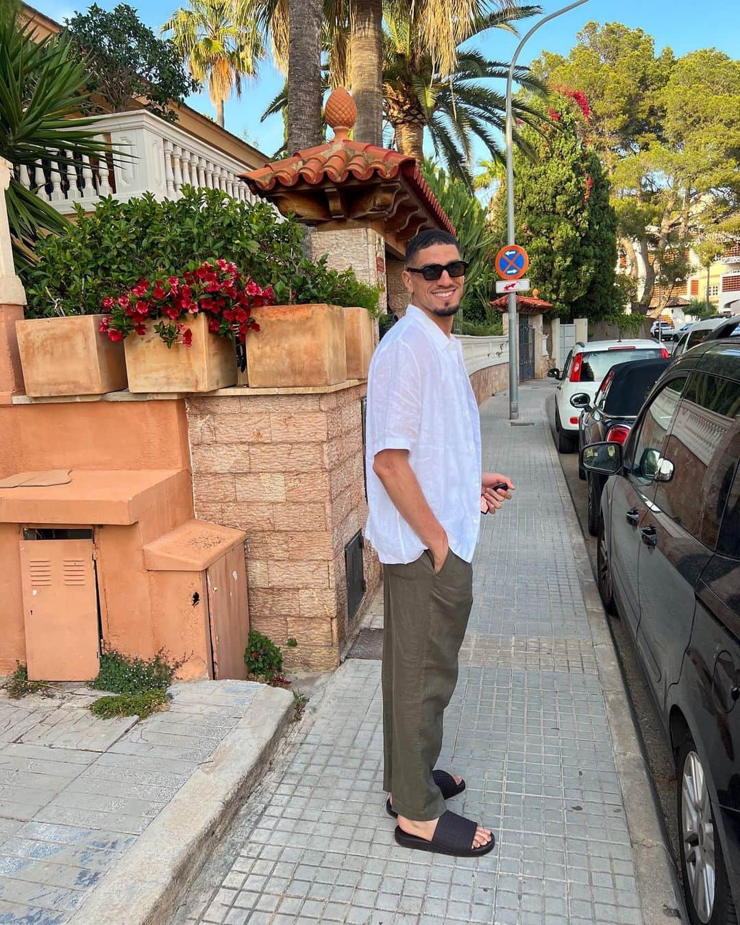 レオン・バログンのインスタグラム：「😁 🍊 ☀️」