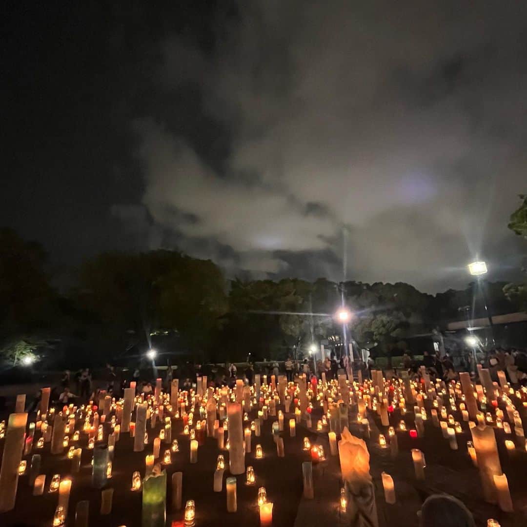 クリス智子さんのインスタグラム写真 - (クリス智子Instagram)「Candle night @代々木公園  告知控えめにもかかわらず、たくさんの方がいらしていて、よかった、夏至の日のキャンドルナイト@代々木公園。  雨もなく風もおさまり良い夜でした。　 平和。  @candle_june  @jca_official   #jca #candlenight」6月22日 3時50分 - chris_tomoko