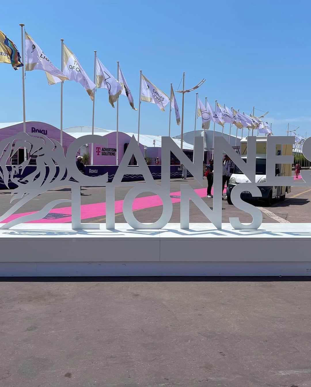 永井美奈子さんのインスタグラム写真 - (永井美奈子Instagram)「🦁 Cannes Lionsに 日本経済新聞社カバナの モデレーターとして 取材に来ています。  カンヌ映画祭のすぐ後にある 広告祭ですが もはや、広告の枠を出て 世界が抱える社会問題を 世界中のトップクリエイターが考え、ムーブメントを起こすフェスになっています。 国連が発表しても広まらなかったSDG sが、カンヌライオンズをきっかけに世界中に波及したとか。  こんな機会を頂けたことに感謝。今年のメインテーマはAI そして、70周年と言う周年祭なので、サプライズゲストがてんこ盛り。  突然RunDMCが歌ったり セミナーにハルベリーが登場したり。  そして、 日本経済新聞社からのサプライズは、明日のメイン会場 での小室哲哉さんのライブです。それに先駆け、本日セミナーでご一緒させていただき 理研研究者として、また、クリエイターとしてAIなど語って頂きました。  Beyond AIを行く 小室哲哉さんのお話し是非是非検索してみてください！  #canneslions2023」6月22日 4時02分 - nagaiminako.com375