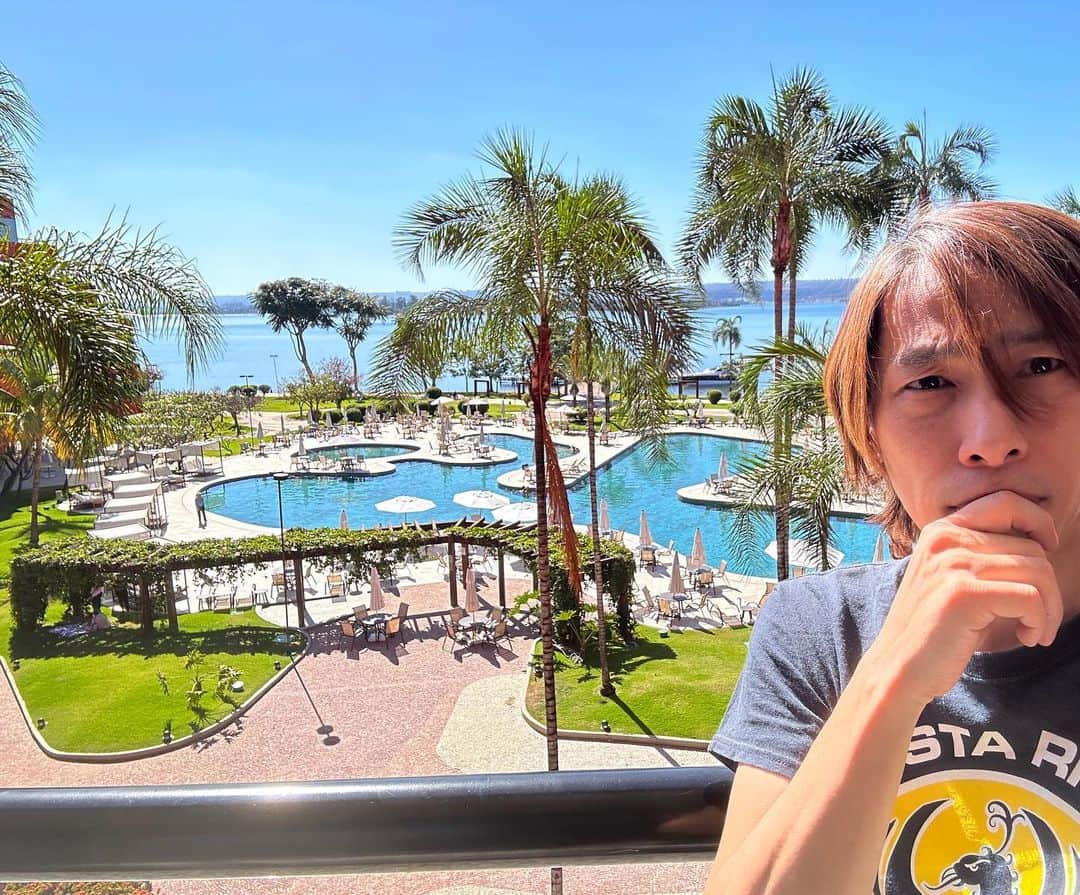 谷本貴義のインスタグラム：「みなさんどーもこんにちは！癒し系アニソンシンガーの谷本貴義です。 多分4、５年ぶりのブラジル。今回はブラジリア。ようやく到着したよ♪２０日の早朝自宅を出発して、今Mac開いたら日本時間は２２日の午前3時って書いてあったから、ざっくり１日半が移動で消えた感じです♪ でもそういうの吹き飛ぶくらいのこちらの陽気と現地スタッフのみなさんのホスピタリティで勇気やる気元気が湧いてきてるね♪ ってなわけでこれから日本でやり残した残業タイム♪  #brazil #animesummit #takayoshitanimoto」