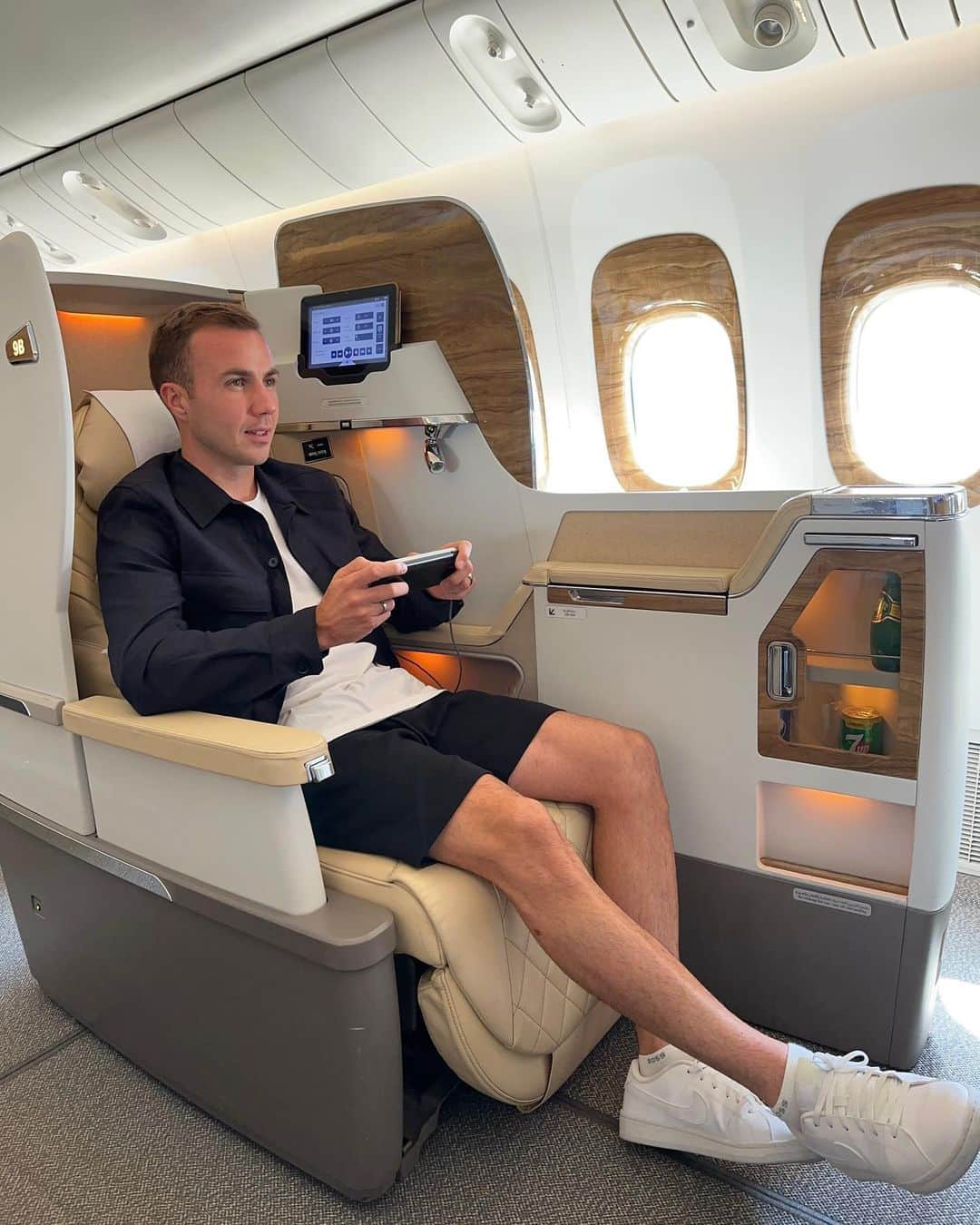 マリオ・ゲッツェのインスタグラム：「Fly time is movie time 🎦 Always everything under control @emirates   #EmiratesAirline #FlyEmiratesFlyBetter #Dubai #A380 Anzeige」