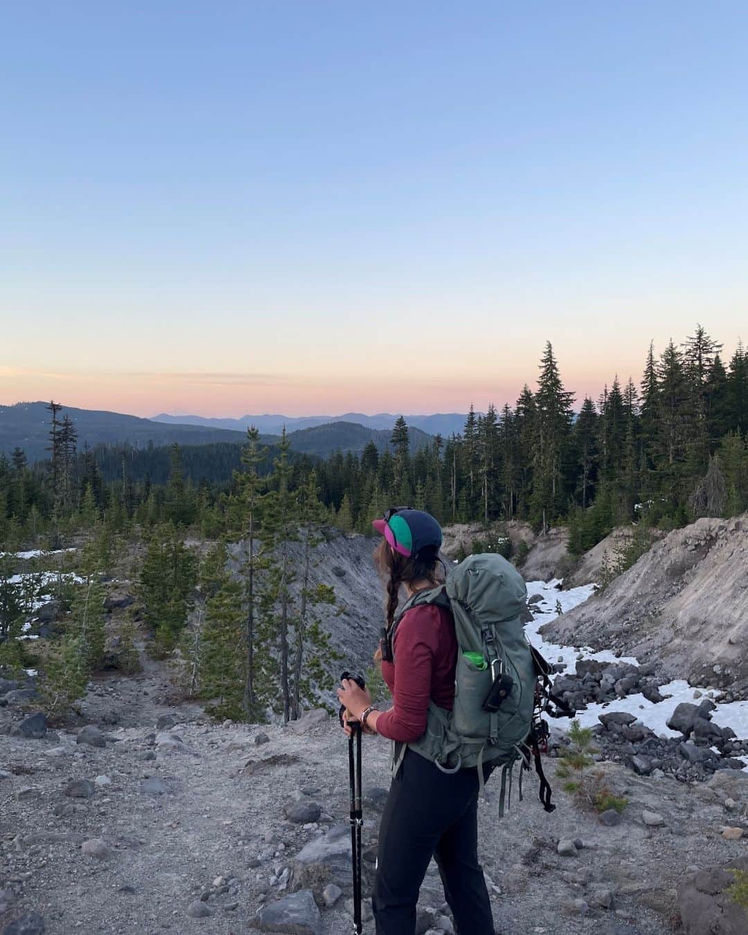 オスプレーのインスタグラム：「What better way to spend the longest day of the year than outdoors? ⛰️ 🌅  How will you use the extra sunlight? Tag @ospreypacks and show us how you're spending your Summer Solstice!   📷: @thruhikesyndicate Ambassador @halletreks   #OspreyPacks #ThruHikeSyndicate」