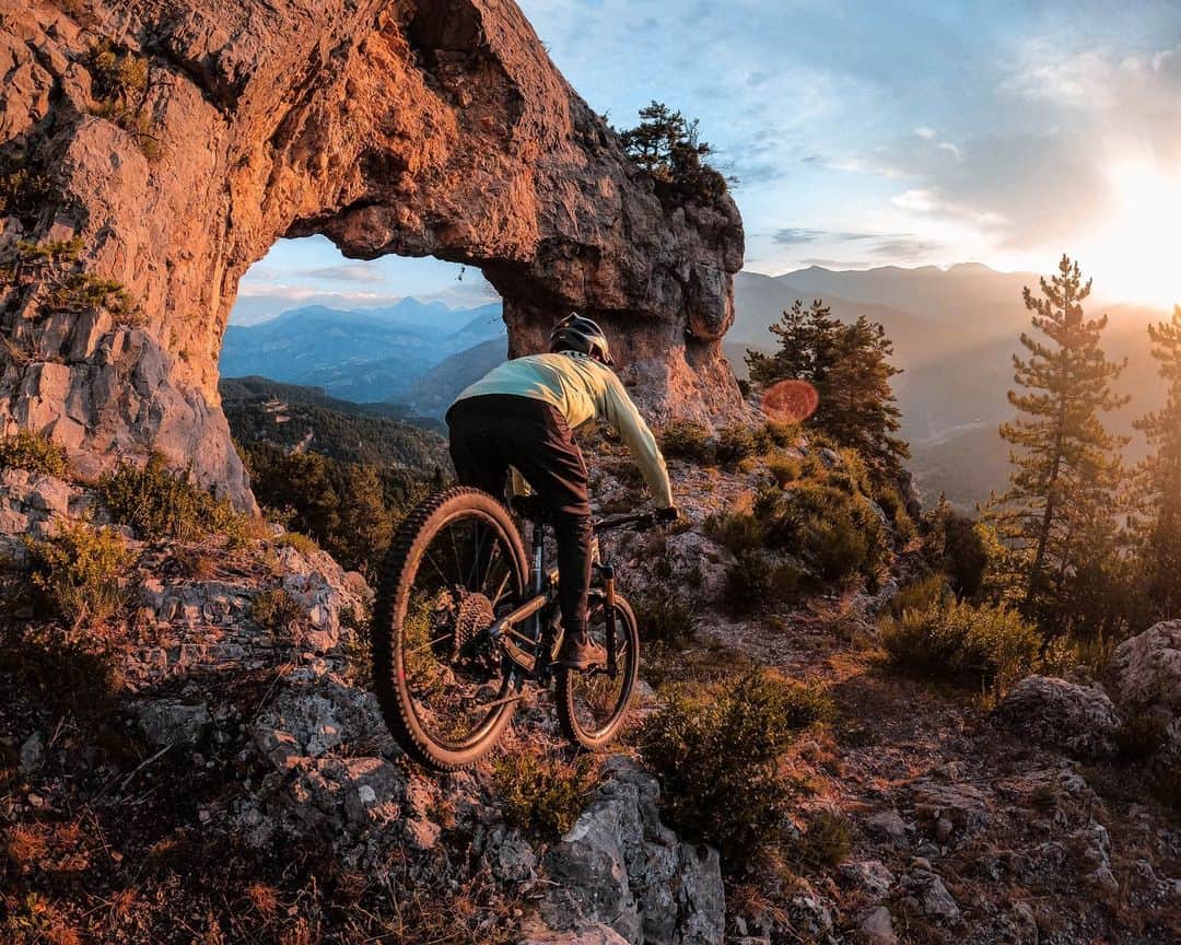 goproのインスタグラム：「Photo of the Day: The longest day of the year is upon us + @yannis_pele is taking advantage 🚲   Yannis is also taking home $250 for submitting this snap to #GoProAwards. You could be next 👀  @goprofr #GoProFR #GoPro #GoProMTB #Bike #MTB #Sunset」
