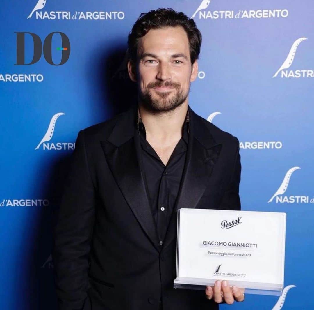 ジャコモ・ジャンニオッティのインスタグラム：「Grazie @nastridargento , Il sindacato di giornalisti cinematografici, @persol e Laura Dellicolli per questo grandissimo onore.   Il Personaggio del Anno mi sembra un po troppo, ma accetto con tanta tanta umiltà. Grazie 🙏🏽.   Dopo aver tornato da cosi poco in Italia a lavorare, e non solo trovarmi con tanto lavoro, ma anche tanto riconoscimento, mi emoziona tantissimo e mi lascia veramente senza parole.   Il bambino che ha iniziato la sua carriera 24 anni fa a Cine Città non avrebbe mai potuto immaginare questa vita. Questo sogno. Questo onore.   Sono fiero di essere Italiano e spero di tornare presto a “giocare” con voi. Di non solo vedervi come collegi ma avervi come amici.   Complimenti e auguri a tutti gli altri premiati. E tante buone cose per il vostro futuro. Il cinema Italiano e vivo, e spero di continuare a contribuire nel modo che posso.   Grazie alla mia famiglia, alla mia moglie, di essere sempre al mio fianco.   Grazie a Daniele Orazi e tutta la mia team @do_cinema .   E grazie a @fendi per rendermi sempre piu bello di che sono, e per la vostra amicizia che continua sempre a crescere.   Serata magica, serata unica, grazie grazie grazie.」