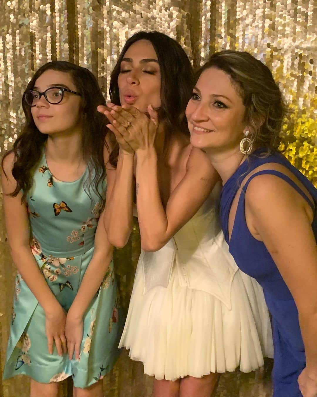 Thaila Ayalaのインスタグラム：「Hoje é o seu dia @thalitaayala.ayala  Te amo! Agradeço todos os dias pelo presente de ter como família, meu tudo! Que seu ano novo seja próspero, abençoado e FELIZ! Feliz dia!」
