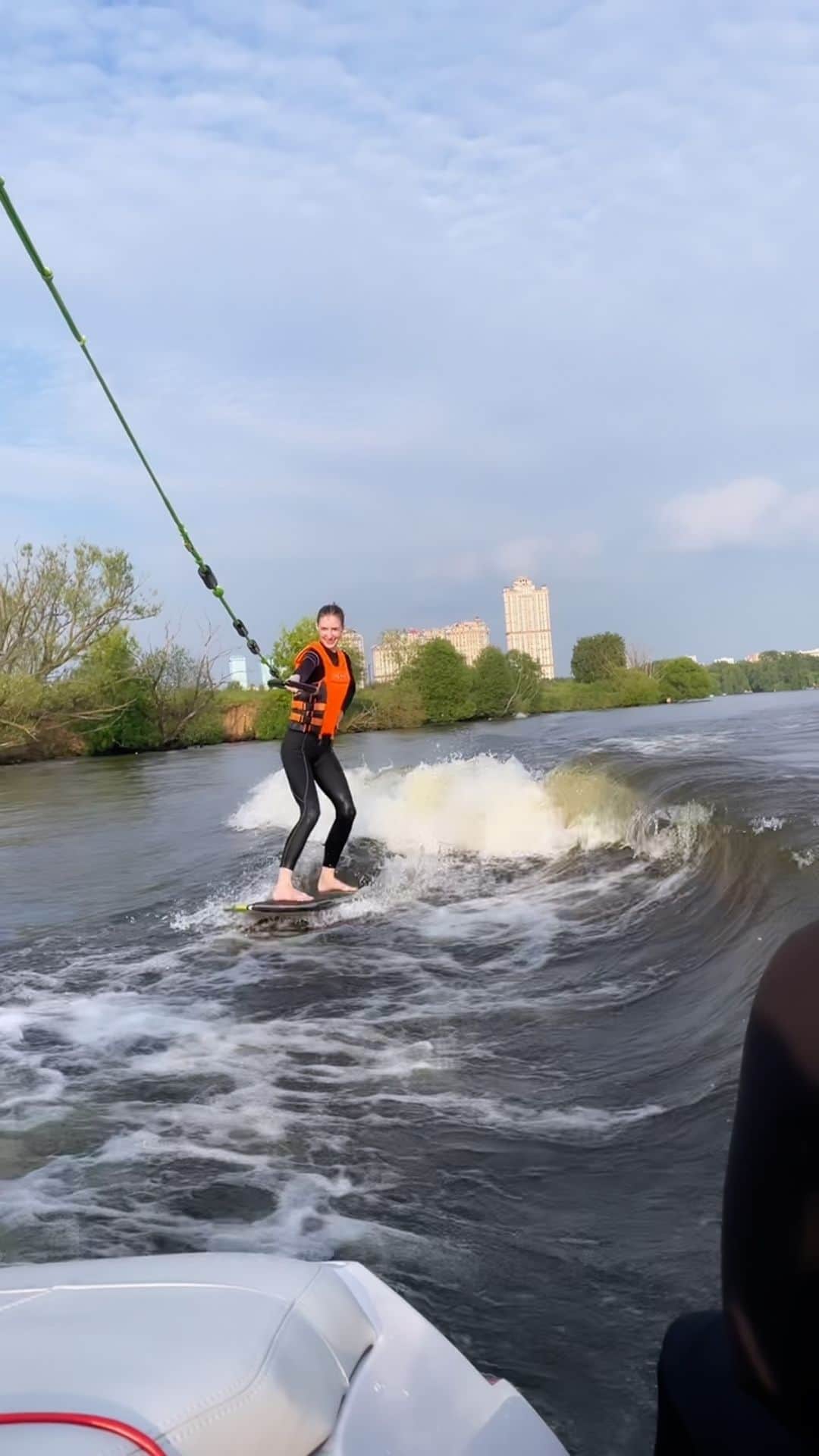 Veronika Rudychevaのインスタグラム：「Хоп😂 #wakesurf 🏄🏻‍♀️」