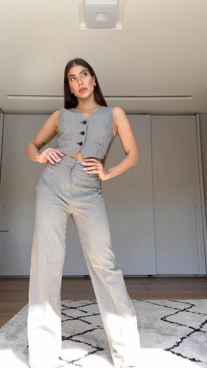 Rachel Apollonioのインスタグラム：「GRWM (que eu nunca tinha feito) para o @poddelas 🫶🏽🥹 Look @shop.myne  Sandália @sergiorossi」