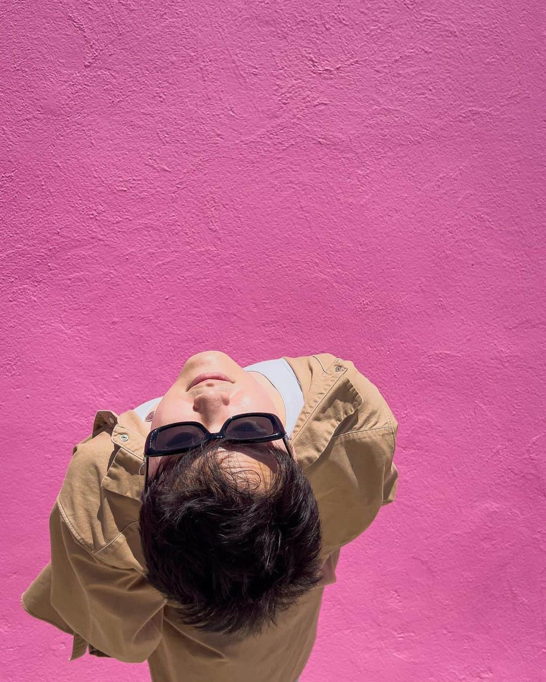 ベンジさんのインスタグラム写真 - (ベンジInstagram)「Who likes pink? Me but I’m not wearing any in this photo 🤷🏻‍♂️ 2 days until 7 days drops!!   📸: @_______tams   #twodays until #7days」6月22日 4時50分 - baebenji92