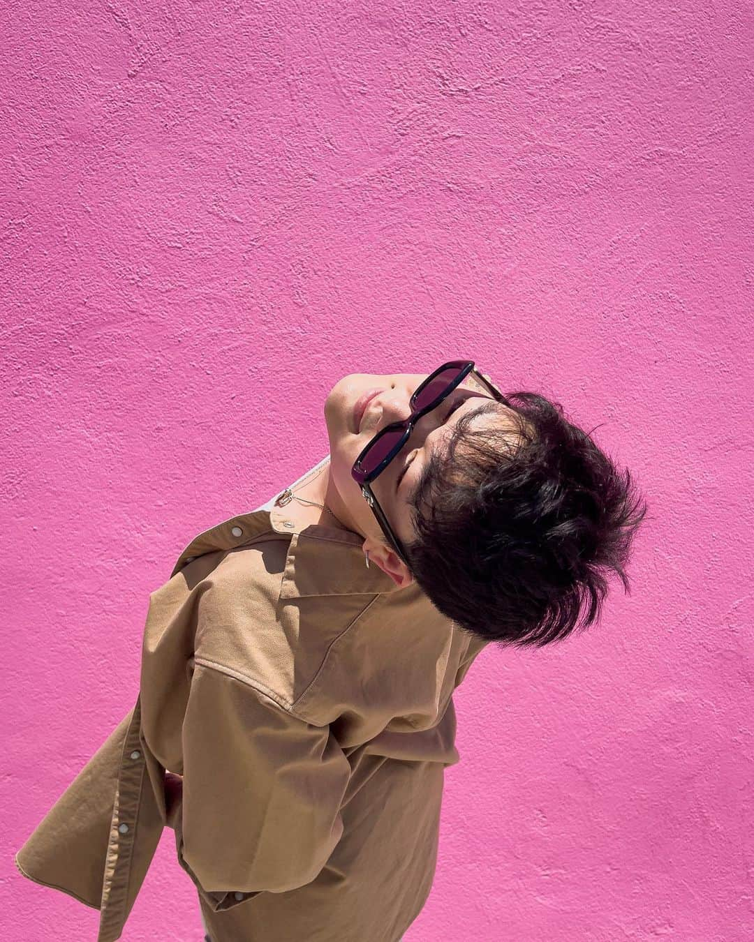 ベンジさんのインスタグラム写真 - (ベンジInstagram)「Who likes pink? Me but I’m not wearing any in this photo 🤷🏻‍♂️ 2 days until 7 days drops!!   📸: @_______tams   #twodays until #7days」6月22日 4時50分 - baebenji92