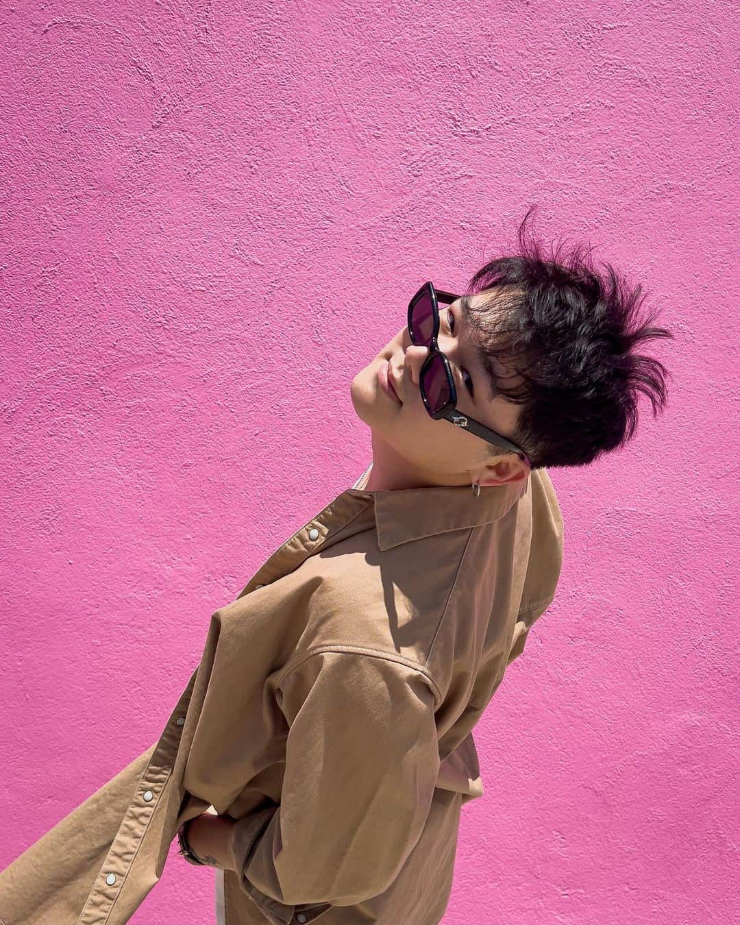 ベンジのインスタグラム：「Who likes pink? Me but I’m not wearing any in this photo 🤷🏻‍♂️ 2 days until 7 days drops!!   📸: @_______tams   #twodays until #7days」