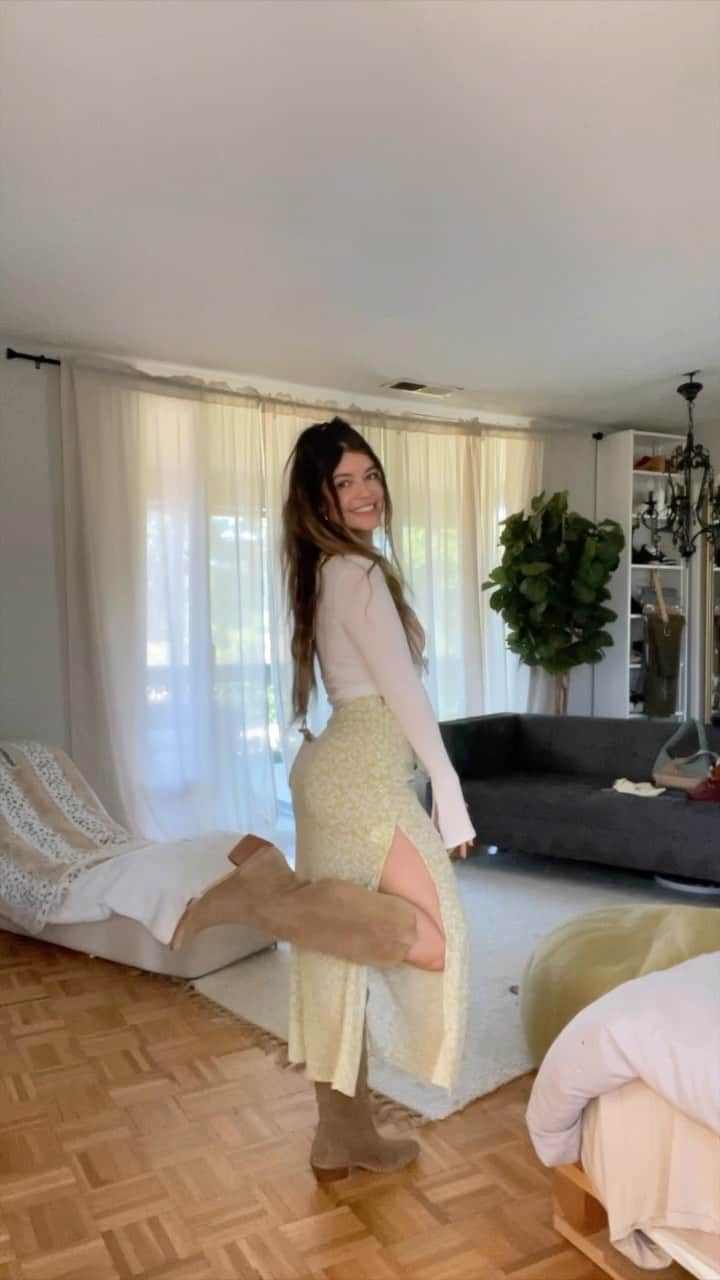 Nikki Blackketterのインスタグラム：「day 16 of 30 🌻✨🩵 anotha overthinking day, but stepped outside of my comfort zone to just try something different for the hell of it. I recorded this one …..many times lmao and this is still the best I got 🫠🙃😂 Idk what’s wrong with me but ITS FINE — WE DID IT 👏👏 gonna go have a great day, hope you do as well!! ilysm see you tomorrowww ✨🩵」
