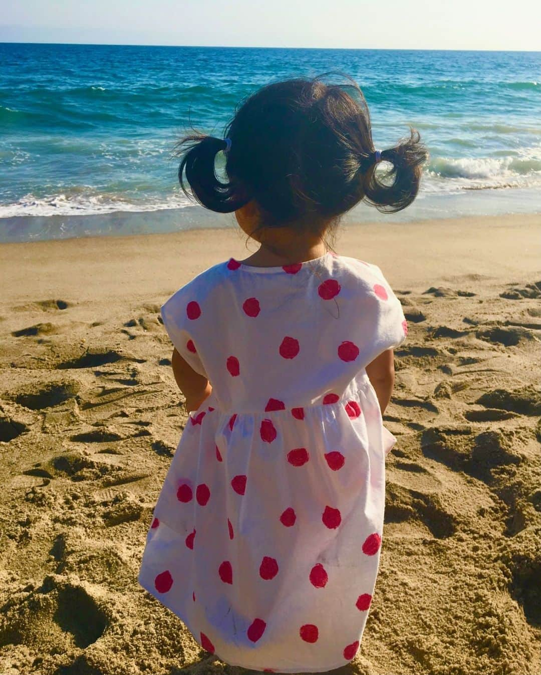 近藤麻理恵のインスタグラム：「Summer is officially here, and I'm looking forward to creating more memories with my family like, this trip to the beach I took with my daughter in Malibu! 💕」