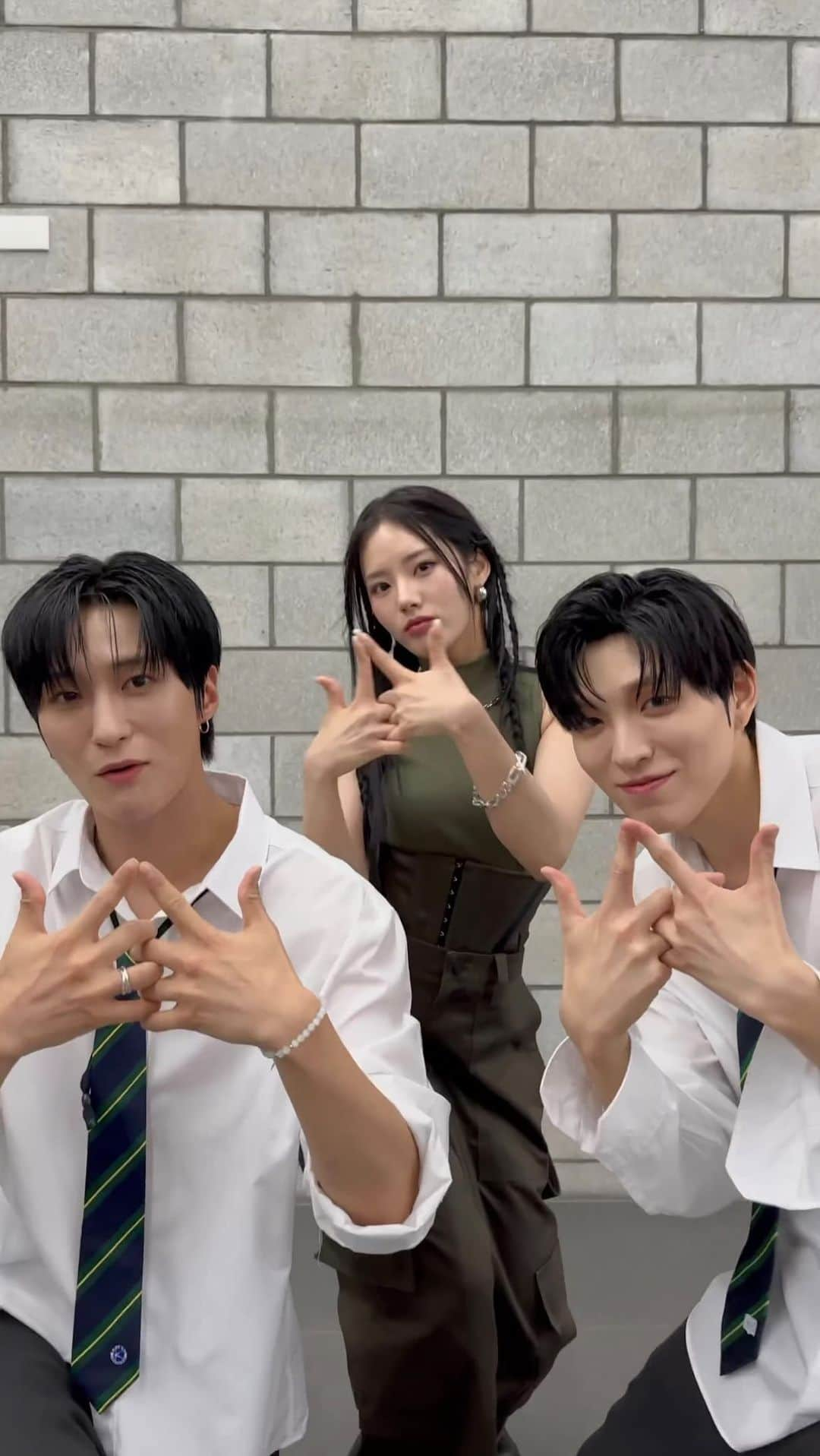 Mnetのインスタグラム：「고민 따윈 No more😉 난 깨고 나와 I go😎 #menow #지원 #JIWON with #다크비 #DKB #이찬 #희찬 @official.dkb #fromis_9 #프로미스나인 #flover」