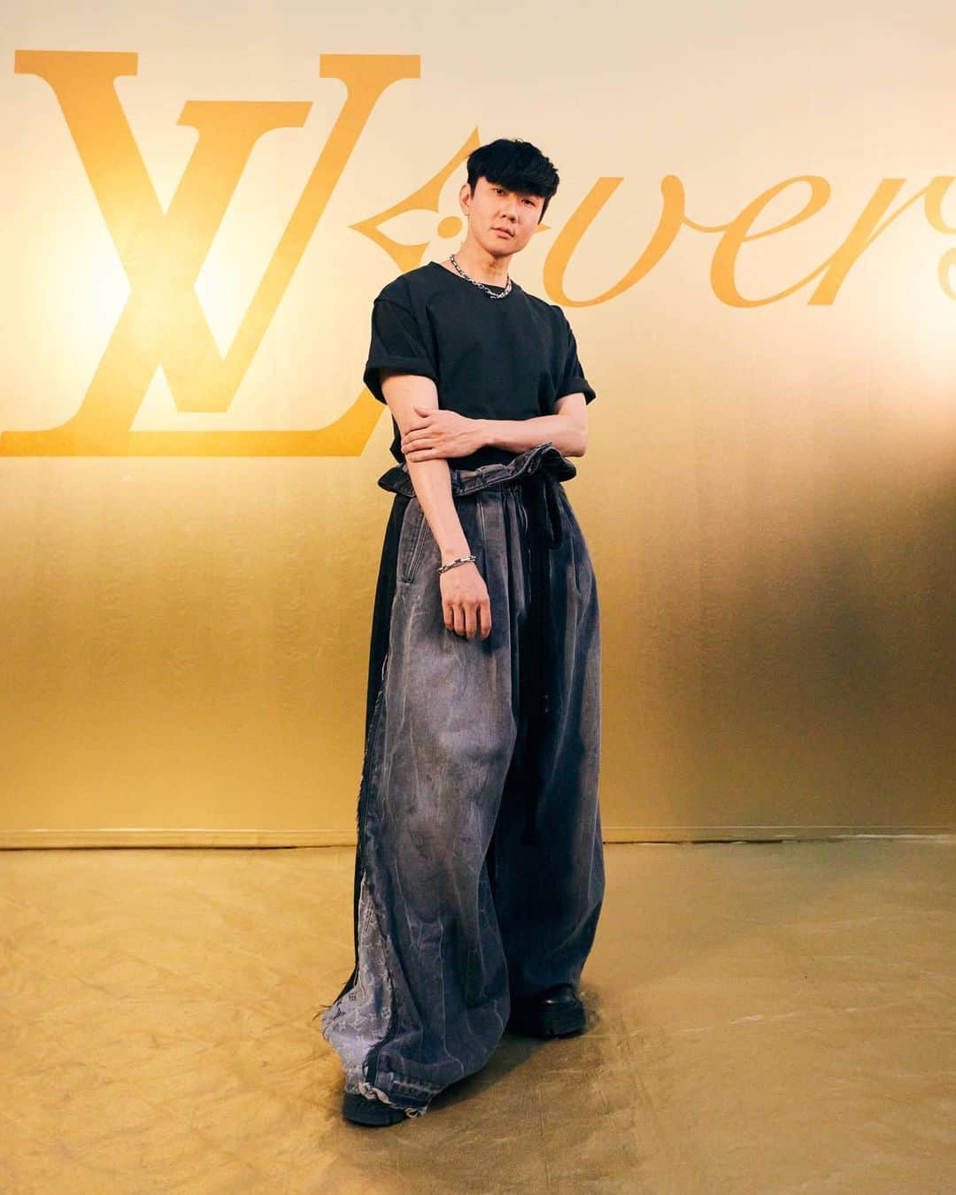 林俊傑のインスタグラム：「Unforgettable evening in Paris with friends and fam! 巴黎行，好精彩！老朋友、新朋友大聚會！  @louisvuitton #louisvuittonsg #lvmenss24   📸 by @rodrigocarmuega (except 3,7)」
