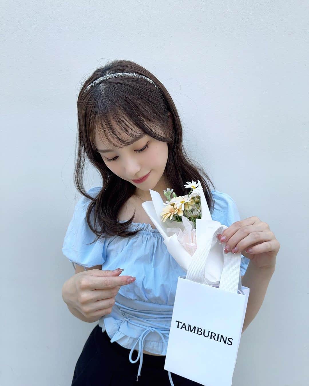 矢田伶華のインスタグラム：「💐 気になってた @tamburinsofficial ✨ 店入った瞬間にいい匂い…💭♡  持ち運びに便利なちっちゃいサイズの 香水ゲットしたぁ🌼  時間が経つとちょっと香りが変わって 2回楽しめる、、！！！  #tamburins #新沙 #カロスキル #香水 #parfum #韓国旅行 #韓国情報 #韓国雑貨 #韓国 #韓国コスメ #韓国メイク」