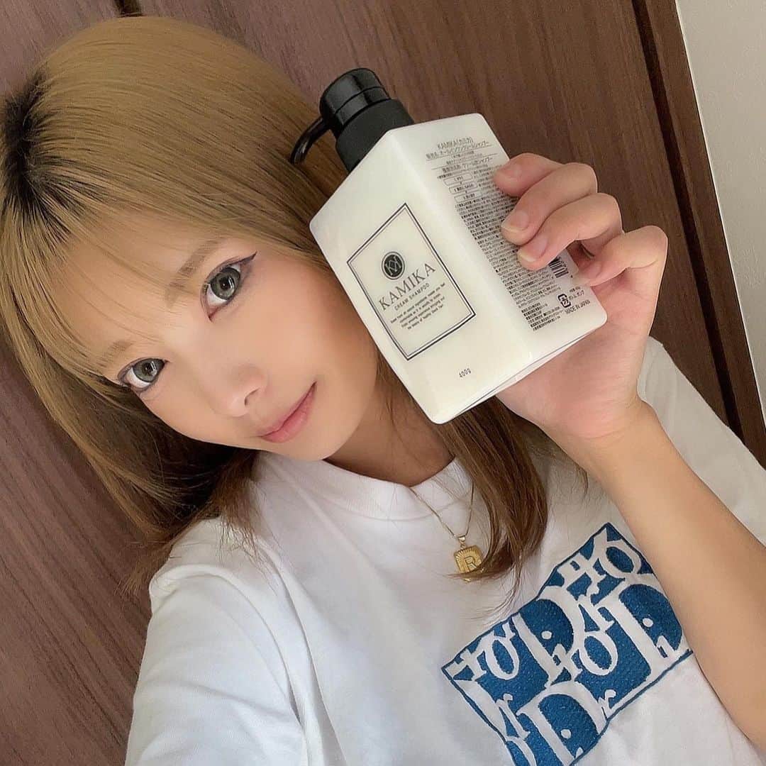 のインスタグラム：「.  お風呂って一日の疲れ、汚れを落とす空間だけど、入るまでがめんどくさい〜ってなりがちじゃない？.:° 🫧🫧  お風呂好きなんだけどドライヤーまでの流れが😵‍💫  このシャンプーはオールインワンのクリームシャンプー🫧 ͛.*  これ一つで🙆‍♀️時短！ 頭皮ケアも！ 美容室💇‍♀️でも使用されてるみたい！  香りもいい匂い💜  チューブのは持ち運び用！ 旅行や、温泉にも持って行ける！これ一つでいいのが助かる✨  KAMIKAで調べてみてね🔍⸒⸒  @kamika_shampoo @allry_pr  #PR or #プロモーション#KAMIKA  #KAMIKAシャンプー  #クリームシャンプー #シャンプー #美容  #ファッション  #メイク  #コーデ  #ファッションコーデ  #オシャレ  #オシャレさんと繋がりたい」