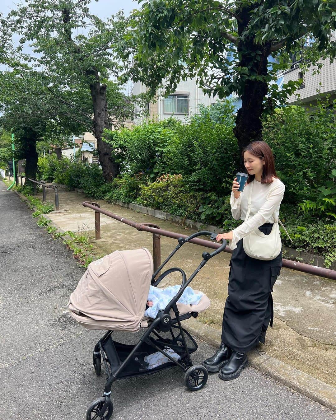 さんのインスタグラム写真 - (Instagram)「・ 一緒におでかけできるようになって嬉しい♡  ベビーカーを使うようになって外出も増えたし、よく母のカフェタイムに付き合ってもらっています🙋🏻‍♀️ (2枚目の荷物入れが生活感ありすぎる…😂)  ベビーカーはいくつか試してみて、友達がみんな断トツでおすすめしていた @cybex_japan 1番良かったです！  私的に良かった点は ☑︎軽くてコンパクト。片手で持てる！ ☑︎とにかく小回りがきく！スイスイ！ ☑︎他のベビーカーだと歩いてると足がタイヤにあたるけど、このCYBEX MELIOだと足が当たらなくて押しやすい。 ☑︎ハンドルの位置が調整できるので、背丈の違う夫も使いやすい。 ☑︎両対面で使えるので、長く使えそう。 ☑︎ベージュのカラーがお気に入り♡  先輩ママ友達たちのアドバイスは本当参考になるので助かっています🙇🏻‍♀️  #CYBEX #cybexmelio #CYBEX_PR #poussette #ベビーカー #ベビーグッズ」6月21日 20時05分 - natsukoakahani