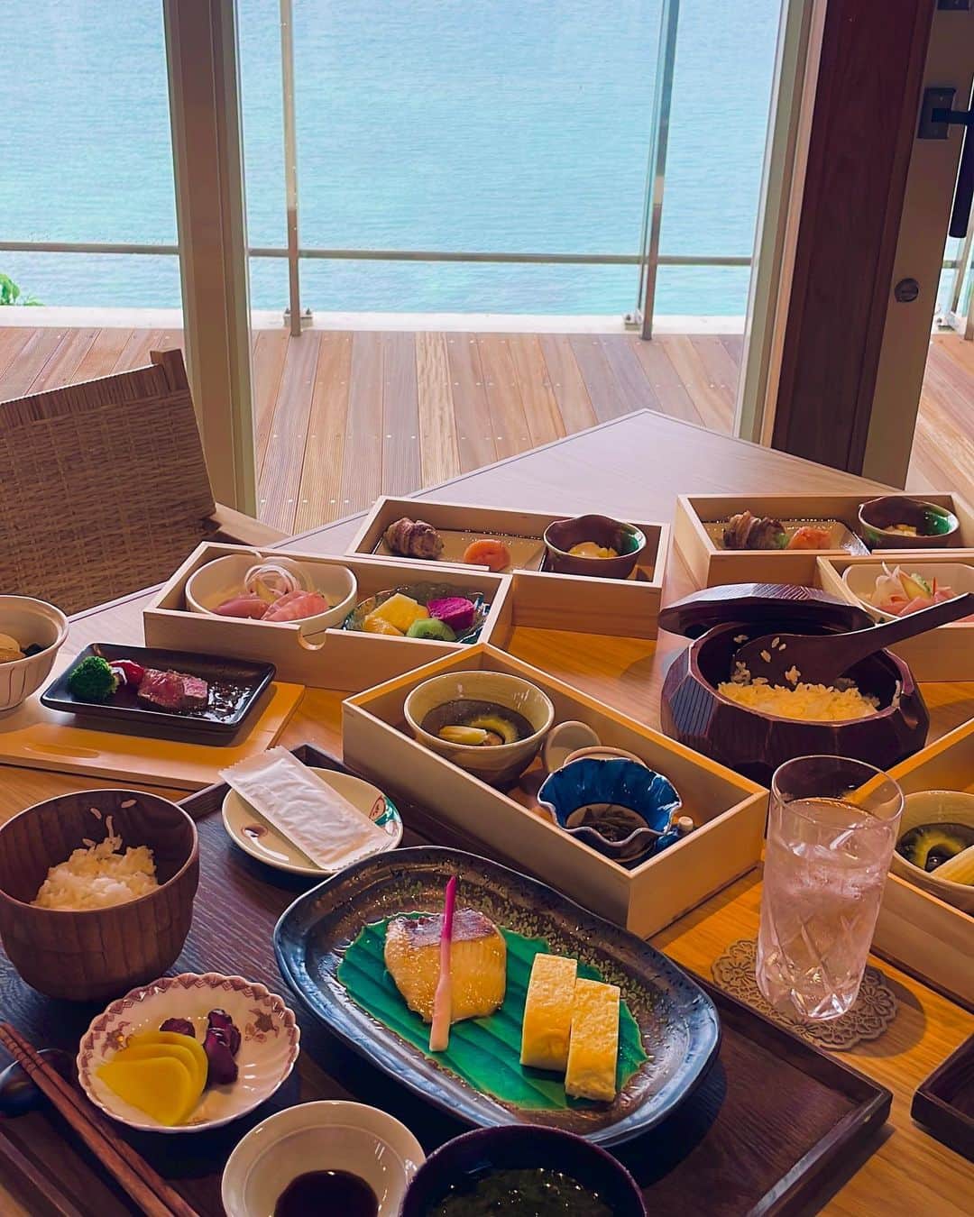 Aoiさんのインスタグラム写真 - (AoiInstagram)「沖縄旅行記 -ホテル食事編- 沖縄北部のにある全室オーシャンビューのヴィラ「KAYATSUMA OKINAWA」 @kayatsuma_okinawa   とにかく美味しくて大満足の朝食に感動🥹 まるで夕食..！？と驚きのボリューム✨ 別棟にあるレストランでも沖縄の海を眺めながら頂けます☺️ 食いしん坊な我らは、こんなに沢山の朝食を頂いた後にお部屋でパンケーキまで頂いたよ🫶  ふわっふわのパンケーキと南国のフルーツに癒されました✨  #沖縄#カツヤマ沖縄#沖縄ホテル#沖縄ヴィラ#パンケーキ#沖縄ごはん」6月21日 20時07分 - aoioa