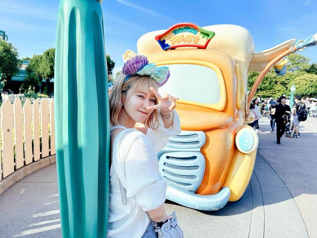 牧野広実のインスタグラム：「⑅◡̈*  　　　　 ディズニーランド🏰💕　　 天気もよくてめちゃくちゃ楽しい1日だった〜♡♡  　　　　　 　　　　　 #disneyland #disneysea #disney #ディズニー #ディズニーグルメ #ディズニーコーデ #40周年」
