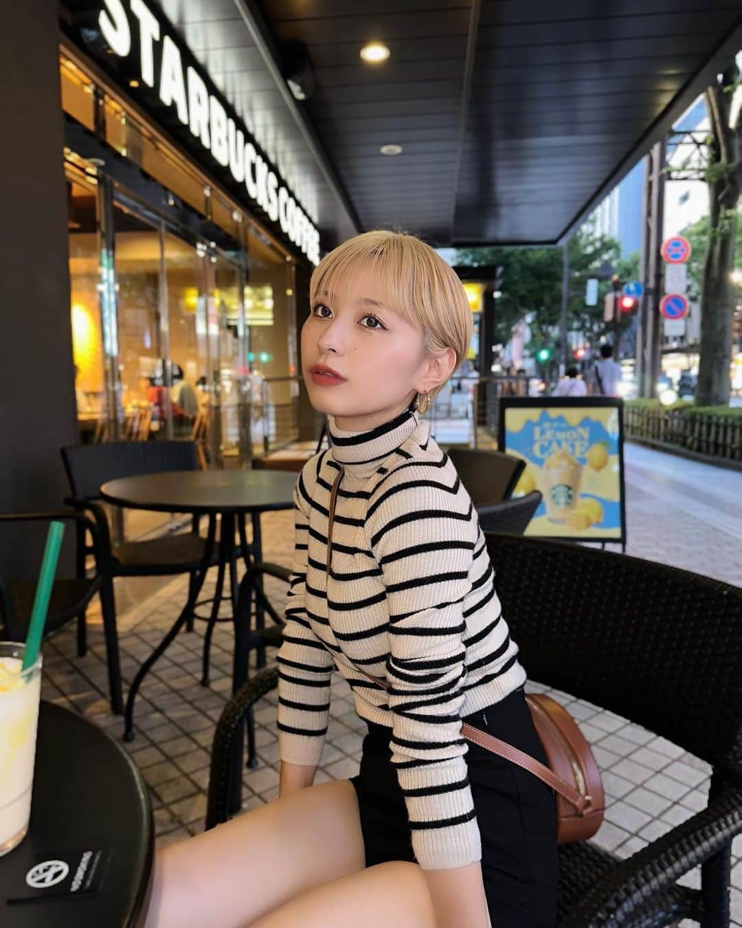 MIORIのインスタグラム：「・ 金髪ショート💁🏼‍♀️  みんないっぱい褒めてくれて嬉しい〜〜〜！！ しばらくはこれでいくよ🧚‍♂️ ケア頑張らないと、、、😂  暗髪が好きなひともいると思うけど、「暗髪の方がいい」とかいうのは禁止ね🙅‍♀️笑  好きな格好してこ🧚‍♂️🧚‍♂️  ちなみにリトルマーメイド良すぎたのでみんな観よう🎥 ラスト不覚にも笑っちゃうシーンがあったけどネタバレになる、、(？)から言えない㊙️😂  #ハイトーン#ハイトーンショート#ショートヘア#ショートカット#ブロンド#金髪ショート#低身長コーデ#低身長ファッション」