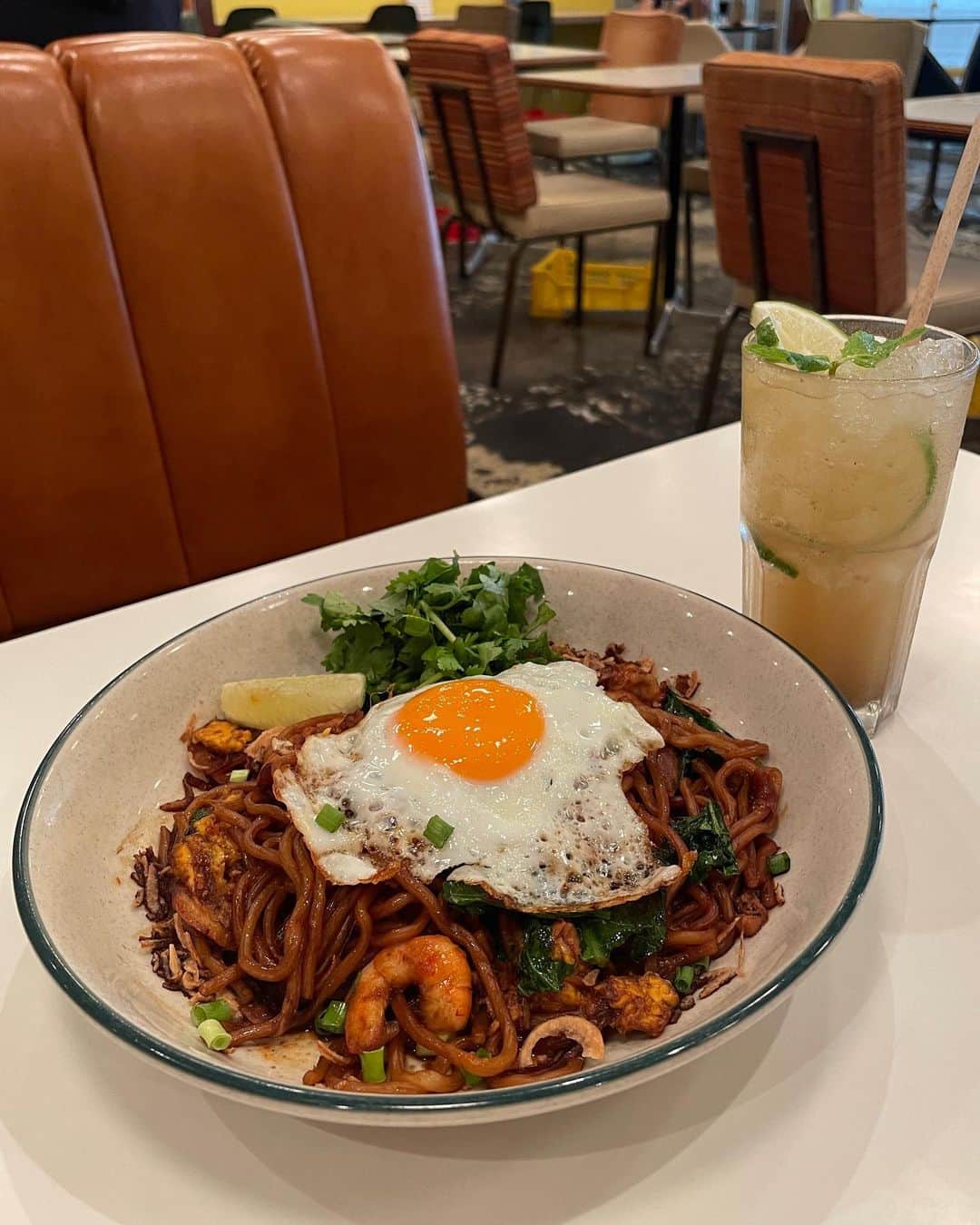 WIRED CAFEのインスタグラム：「アジアン海老ヌードル🦐  香りがたまらなくアジア…！そして最高に美味しい… キッチンの近くの席にいると あ、そろそろ出来上がったかな。と 香りでワクワクしてしまいます笑  写真ではわかりづらいですが、 ピリ辛の赤いソースがちょこっと。 これがまた最高なアクセントに。  気づいたら「わ…ビール飲みたい🍺」って呟いてました。  --------- 大人気デザートの アップルカスタードコブラ🍎  みんなの好きなもの、全部入ってます。 サクサクのパイ、アイス、カスタード、 そして焼きリンゴ。 スイーツに迷ったらぜひ…！」