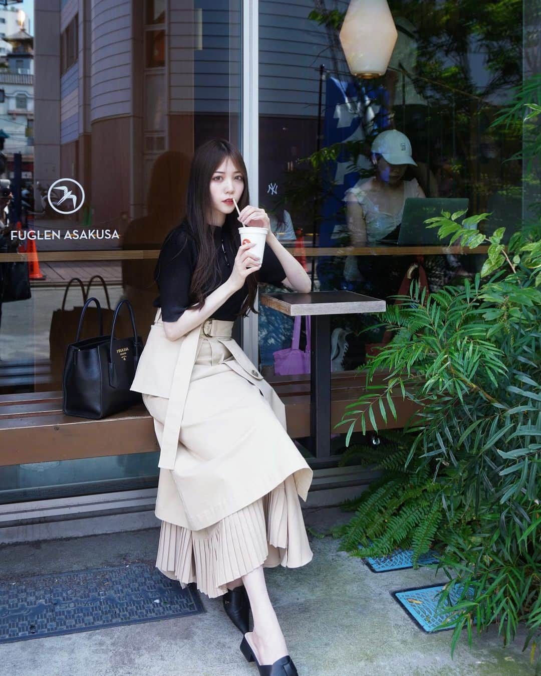 上野瞳さんのインスタグラム写真 - (上野瞳Instagram)「浅草のお気に入りカフェでひと休み☕️ 親戚一同で下町巡りしたよー✌️ 最近はベージュ×黒のコーデに ハマっています🤫🤫🤫🖤  この半袖ニットお気に入り🖤 実は脇の部分が空いていて🥰(後半見てみて) 靴は度々登場しているけど今までで 一番デザインが見やすいと思います🙌 プチプラなのに高見えして最高でした✌️ スカートは上と中のプリーツスカートが 分かれていて2枚履きだから暑かった😮‍💨🤣  ニットトップス/DRWCYS スカート/RANDAランダ ミュールサンダル/GRLグレイル バッグ/PRADAプラダ  #浅草カフェ #浅草観光 #浅草デート  #半袖ニット #プチプラコーデ #プリーツスカート #grl #grl購入品 #grlコーデ #プチプラファッション #高見えコーデ #プチプラ高見えコーデ  #プチプラ高見えコーデ #ベージュコーデ #ブラックコーデ #黒コーデ #PRADA #pradabag #drwcys #fuglentokyo #fuglen #fuglenasakusa @drwcys_official @fuglentokyo @fuglenasakusa @prada @grl_official @randa_pic」6月21日 20時14分 - hitomi.8