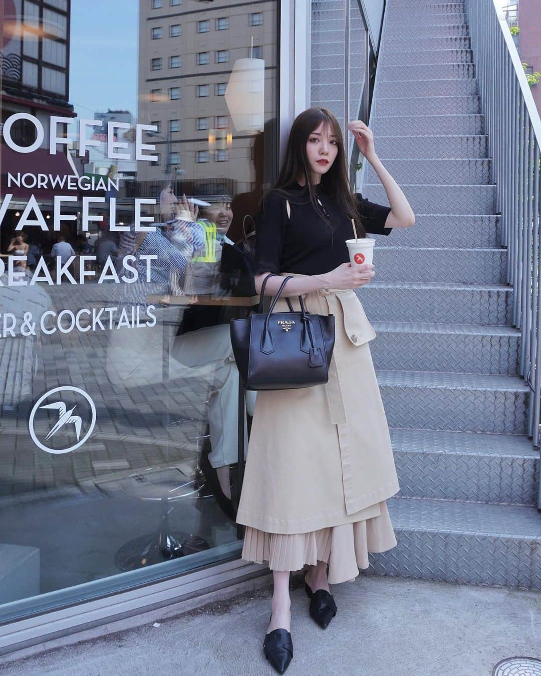 上野瞳さんのインスタグラム写真 - (上野瞳Instagram)「浅草のお気に入りカフェでひと休み☕️ 親戚一同で下町巡りしたよー✌️ 最近はベージュ×黒のコーデに ハマっています🤫🤫🤫🖤  この半袖ニットお気に入り🖤 実は脇の部分が空いていて🥰(後半見てみて) 靴は度々登場しているけど今までで 一番デザインが見やすいと思います🙌 プチプラなのに高見えして最高でした✌️ スカートは上と中のプリーツスカートが 分かれていて2枚履きだから暑かった😮‍💨🤣  ニットトップス/DRWCYS スカート/RANDAランダ ミュールサンダル/GRLグレイル バッグ/PRADAプラダ  #浅草カフェ #浅草観光 #浅草デート  #半袖ニット #プチプラコーデ #プリーツスカート #grl #grl購入品 #grlコーデ #プチプラファッション #高見えコーデ #プチプラ高見えコーデ  #プチプラ高見えコーデ #ベージュコーデ #ブラックコーデ #黒コーデ #PRADA #pradabag #drwcys #fuglentokyo #fuglen #fuglenasakusa @drwcys_official @fuglentokyo @fuglenasakusa @prada @grl_official @randa_pic」6月21日 20時14分 - hitomi.8