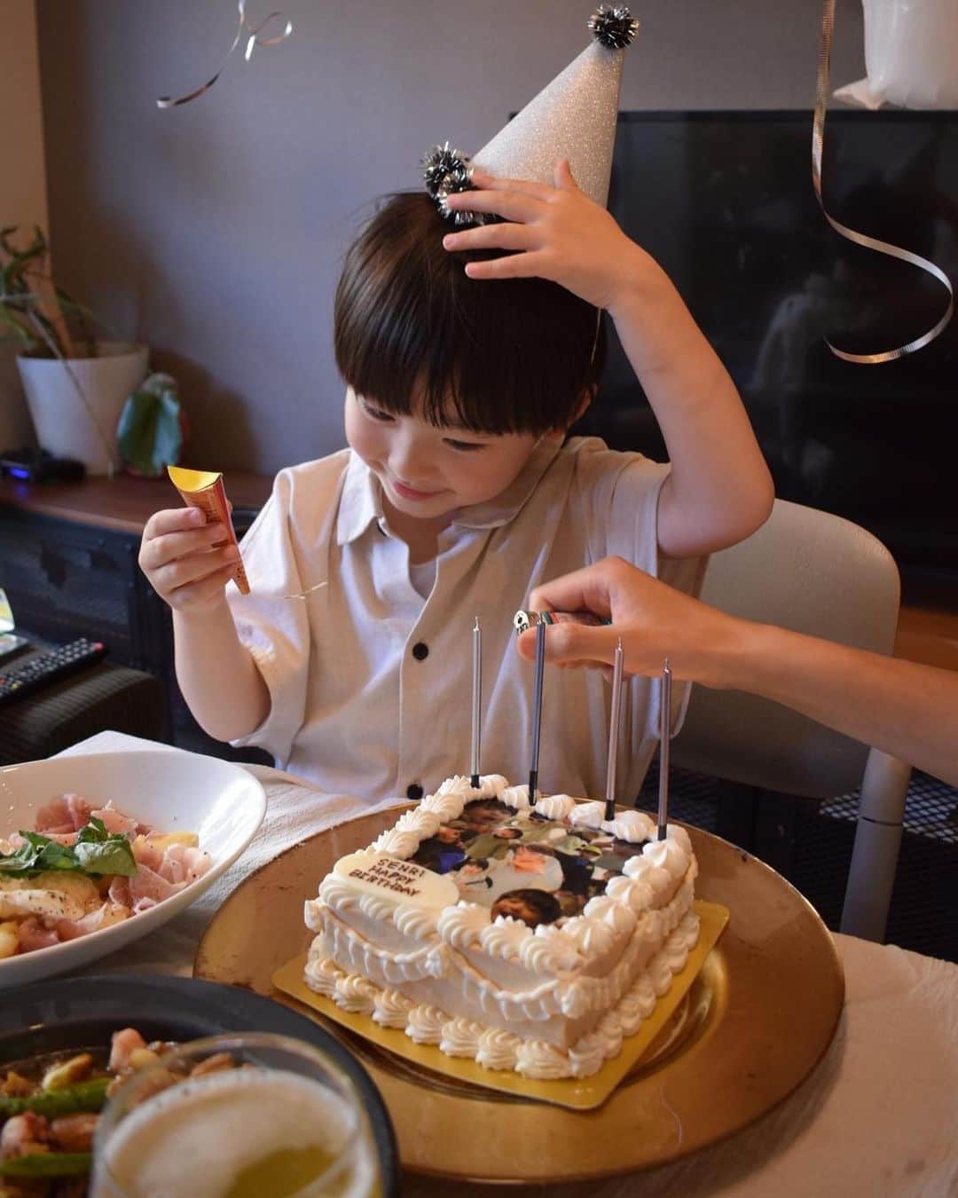 山﨑さおりさんのインスタグラム写真 - (山﨑さおりInstagram)「千ちゃんcake🎂  @cakewith_tokyo で母がコラージュしました🙋🏻‍♀️  食べるの勿体な〜いってみんなで言ってたら本人が一寸の迷いもない曇りなき眼(まなこ) で、ザクッといきました🍴  #cakewith#オーダーメイドケーキ #千ちゃんの記録  #4歳誕生日」6月21日 21時30分 - saori_emunjewelry