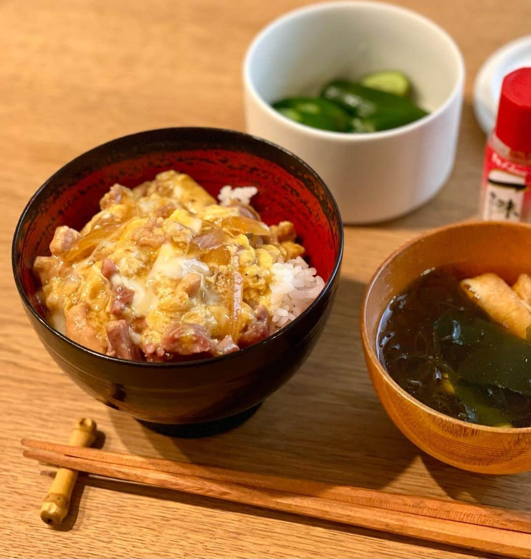 冨田ただすけのインスタグラム：「晩ごはんに、親子丼ともずくのお吸い物、きゅうりの糠漬け。  定期で購入している平飼い卵を使って、同じところの親鶏のお肉と合わせて(若鶏ではないので筋を切るように細かめに切って)親子丼に。親鶏のお肉もよく買っていただいています。  毎日何かしら漬けてるので、糠床も美味しくなってきました！  先日 @yamamotosataroshoten の内覧会にて、白ごはんcomのふりかけでミニおにぎりを作ったり、揚げなすの味噌汁の試飲をしたりしたのですが、きゅうりの糠漬けも箸休めとして添えておきました。  糠漬けも売って欲しい〜の声もいただけて、料理を褒めてもらう以上に嬉しかったです☺️  #白ごはんドットコム #親子丼 #ぬか漬け #ぬか床 #親鶏 #ひね鶏 #角偉三郎」