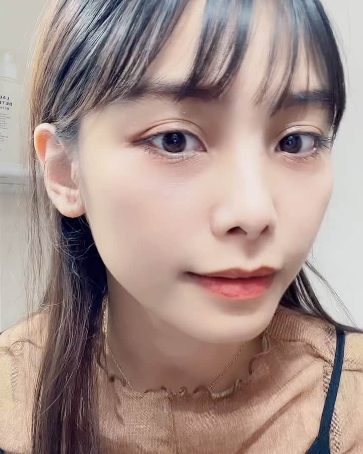 芦住彩來のインスタグラム：「ピリモ洗顔パート2 今回はもちもち弾力のある洗顔ジェル！  泡立て不要でそのまま顔に塗り塗り 全体にマッサージしながら塗ったら 洗い流して終わり⸜🌷︎⸝‍  洗い上がりさっぱりの肌もちもち！ 顔も汚れが取れたからか ワントーン明るくなった気がする😳✨  それもそのはず、毛穴より小さい洗浄成分(マテラパウダー)が入ってるから、毛穴に潜り込んだ汚れまで逃さずキャッチ してくれるんだって✨  どんなに洗顔してもやっぱり毛穴が詰まるし 気になってたからとてもありがたい🥺  あとこれの凄いところは 形状記憶ジェルだってこと！ ずっとハリが続くの😆💓  乾燥や年齢で年々肌のシワが気になってきてたから 洗ったあとピーンとハリが続くのは嬉しい😭✨  美容大国でも定番の美容成分CICAやオウゴン根エキス、シャクヤク根エキスなど鎮静成分もたっぷり！ 忙しくて特別なケアができない人にもおすすめだよ( ¨̮ )︎︎♡  #ピリモ #PiLiE・mo #PiLiEmo #洗顔 #ジェル洗顔 #黒ずみケア #毛穴ケア #ハリ肌 #スキンケア #PR」
