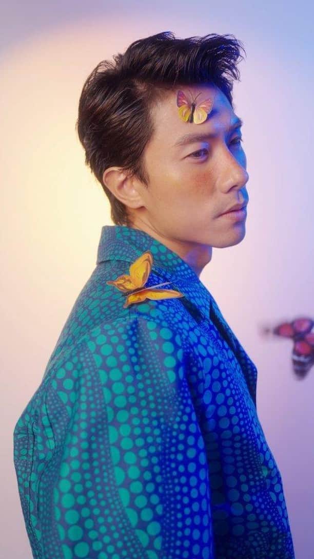 デスモンド・タンのインスタグラム：「In the "Butterfly Reverie" envisioned by my dear friend and creative maestro @waltertan, I'm transformed into a boy in a kaleidoscope of butterflies, where each butterfly seemed to carry a message of hope and transformation. 🦋    I'm thrilled to be part of Walter's highly anticipated first photo exhibition titled “Dreamland”. 💭 I'm super happy and proud of my 弟 to hold this exhibition that I know will inspire many people to chase their dreams.   Discover the magic of 9 conceptual photos that will transport you to another realm at Raffles City Level 3 Atrium, from 24 June to 5 July.   Photographer: @waltertan Production Agency: @assemblyclan Makeup: @misar_melissa  Hair: @ryan_yap Outfit: @louisvuitton」
