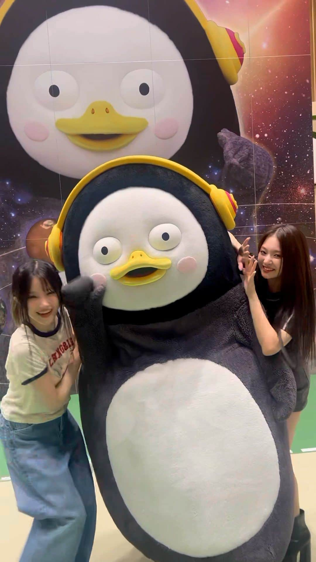 Mnetのインスタグラム：「이렇게 빼어날 수가 없수🐧 Yeah that’s you💙 #menow #하영 #HAYOUNG #나경 #NAGYUNG with #펭수 @giantpengsoo #fromis_9 #프로미스나인 #flover」