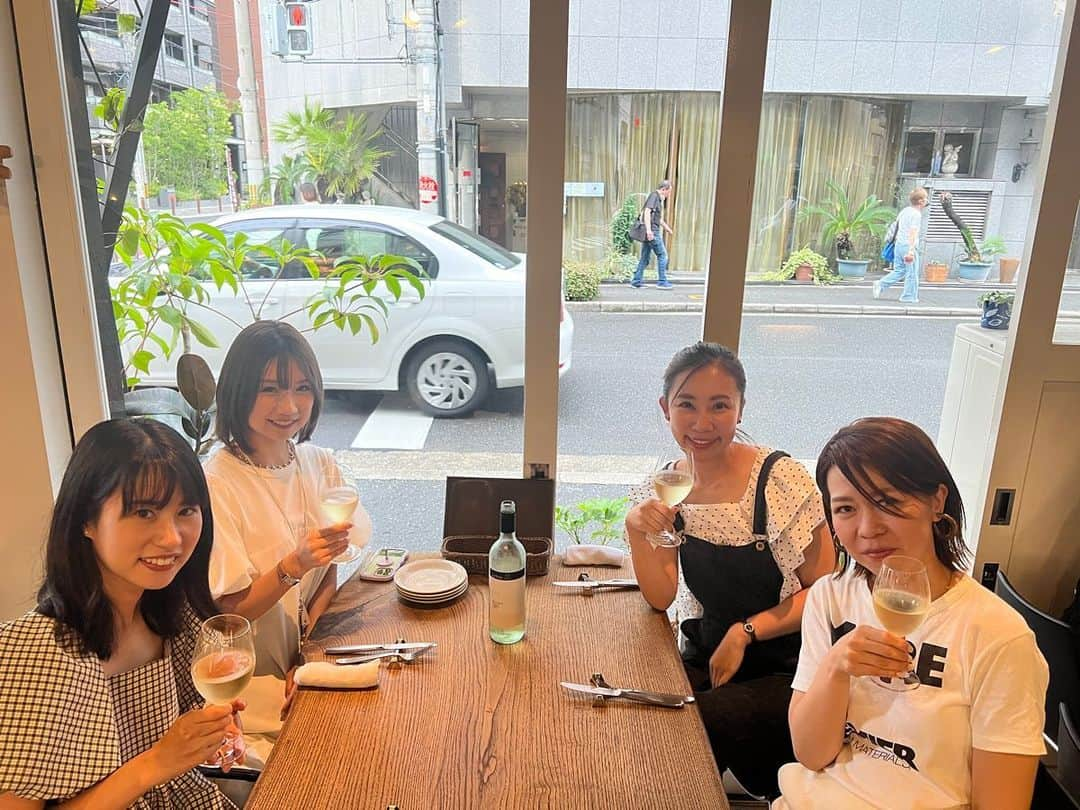 CHIAKIのインスタグラム：「. . .  長文です😉  株式会社my clozette  12年前、たった1人で初めた会社だけど いろんな方に支えられて こうやってまた新しいメンバーを迎えられて また新しいスタートを切れる事にありがとう😊です。  ここ最近思うことは 新しい方にcen.を知って欲しいと思う気持ちよりも 今までずっと好きでいてくれてる方達にどうやってお礼を伝えれるのかなって思っています。  そのことを今夜 スタッフのみんなで話し合って とても素敵なアイデアも出て✨  次の 大阪、東京、名古屋、そしてオンライン受注会で それを実践させていただきたいと思います♡！  ずっとお買い物してくださってたけど、最近ご無沙汰なある1人のお客様が "千晶さんがもっと大人になったらまたお買い物します、今のデザインは若すぎる"と言うお声を頂いて それも誠実なお声で有難いなと思いました。  my clozetteは 私自身が27歳から始めたブランドで cen.に関してはまだ6年。 私の年齢と比例してブランドも成長していってると思いますが それに合ったり、合わなかったりも絶対仕方ない事だし。  今は離れてしまっても またタイミングや気持ちが合えば、、、♡  その時まで成長し続けてていける 自分自身、ブランドであり続けたい😊  もう一度初心を思い出して頑張ります💪」