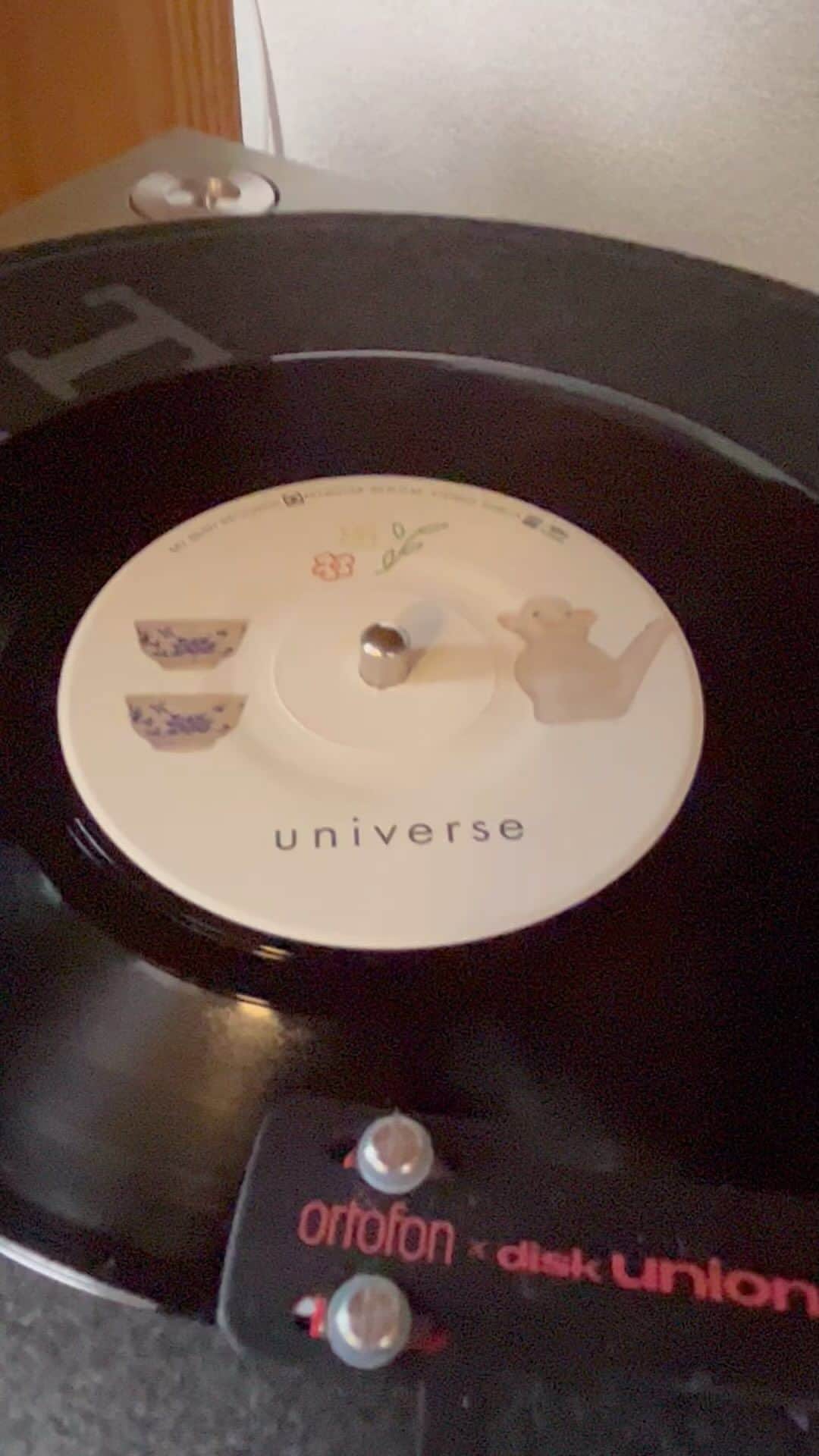 川本真琴のインスタグラム：「🫧release🫧  川本真琴-universe ラベルのデザインは私がしました✨ 是非近くのレコード屋に探しに行ってみてくださいね。  家で回してみましたよ！ あたたかみ〜☀️🌱  ご購入はプロフィールのリンク欄からお願いします🎵  #川本真琴 #universe #ホッホツァイツカペレ」