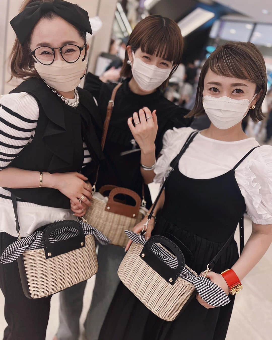 松本亜希さんのインスタグラム写真 - (松本亜希Instagram)「・ @donobanweb 梅田阪急百貨店popup shopが 昨日無事終了致しました。  私は3日間店頭に立たせていただき、大切なお客様を 今年もお迎えさせていただきました。 初日、2日目は特に大変沢山のお客様にご来店いただき、整理券を配布させていただくこととなり、朝早くからご来店下さったにも関わらずお待たせすることになってしまったお客様も多く、そして、ゆっくりお話ができないことも多く、大変申し訳ない気持ちと有難いなぁ嬉しなぁの気持ちの狭間にいました。  #akiron_donoban のコラボは、2020年の秋冬からスタートさせていただいています。 そして、ポップアップショップに立たせていただくのは、なんともう5回目。 初めてご来店くださった方、いつもご来店くださる方々に本当に感謝の気持ちでいっぱいです。  ポップアップショップは、皆さんと直接お話しさせていただける、私にとって特別な場所です。 過去のコラボ商品を身につけてご来店下さる方も多く、それを恥ずかしそうに言ってくださる方も多いのですが、私にとっては何よりも嬉しいことです🥹💓 発売させていただいた後に、"購入してくださった方が気に入って使ってもらえてるだろうか"というところが一番気になることだからです。  ポップアップでお話しさせてもらう時に、 かけていただく嬉しいお言葉や、 "今回も可愛い！！""次も楽しみにしてるね！" なんて言っていただけた時はすっっごく嬉しい瞬間でございます🥹 そして、また良いもの作りたい！！って初心に戻れる場所でもあります。  明後日金曜日は、popupにて好評いただきました、 先行発売のカゴバッグが遂にwebにて入荷致します🎉 その他にも、 ☑️ラッシュガードの通常販売 ☑️セレクトのアクセサリーの再販 ☑️お声が多かったセレクトのアパレルのweb販売 ☑️ツイードクロスベルトサンダルの在庫調整 ☑️撥水リボンキャップblack/dotの受注再販売 と、てんこもりdayです😂❤️  宣伝続きとなり恐縮ですが、そちらもまた楽しみにしていただけたら嬉しいです。 ってまたいつも通り暑苦しく長々書いてしまいましたが、、笑　  お会いした皆様の温かいお言葉を胸にこれからも益々頑張りたいと思っています‼️ お友達達もたくさん来てくれて、皆いつもありがとう🥹  そして、沢山のお客様を抱える大人気のドノバンさん。 コラボ当初から私を必要としてくださることが何よりも幸せです。 これからも一緒に試行錯誤して、楽しく、"良いものづくり"をさせてもらえることに感謝して、頑張りたいです❤️ いつも本当にありがとうございます！！ big love @donobanweb ♥️♥️❤️❤️ _________________________________ #akiron_donoban  #donoban#ドノバン #popupshop#梅田阪急」6月21日 20時20分 - m_akiron