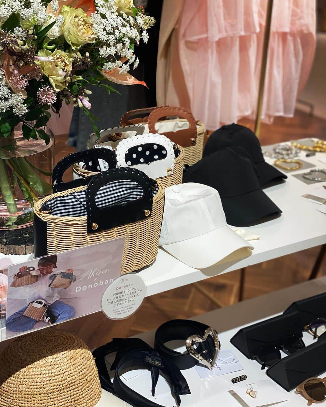 松本亜希さんのインスタグラム写真 - (松本亜希Instagram)「・ @donobanweb 梅田阪急百貨店popup shopが 昨日無事終了致しました。  私は3日間店頭に立たせていただき、大切なお客様を 今年もお迎えさせていただきました。 初日、2日目は特に大変沢山のお客様にご来店いただき、整理券を配布させていただくこととなり、朝早くからご来店下さったにも関わらずお待たせすることになってしまったお客様も多く、そして、ゆっくりお話ができないことも多く、大変申し訳ない気持ちと有難いなぁ嬉しなぁの気持ちの狭間にいました。  #akiron_donoban のコラボは、2020年の秋冬からスタートさせていただいています。 そして、ポップアップショップに立たせていただくのは、なんともう5回目。 初めてご来店くださった方、いつもご来店くださる方々に本当に感謝の気持ちでいっぱいです。  ポップアップショップは、皆さんと直接お話しさせていただける、私にとって特別な場所です。 過去のコラボ商品を身につけてご来店下さる方も多く、それを恥ずかしそうに言ってくださる方も多いのですが、私にとっては何よりも嬉しいことです🥹💓 発売させていただいた後に、"購入してくださった方が気に入って使ってもらえてるだろうか"というところが一番気になることだからです。  ポップアップでお話しさせてもらう時に、 かけていただく嬉しいお言葉や、 "今回も可愛い！！""次も楽しみにしてるね！" なんて言っていただけた時はすっっごく嬉しい瞬間でございます🥹 そして、また良いもの作りたい！！って初心に戻れる場所でもあります。  明後日金曜日は、popupにて好評いただきました、 先行発売のカゴバッグが遂にwebにて入荷致します🎉 その他にも、 ☑️ラッシュガードの通常販売 ☑️セレクトのアクセサリーの再販 ☑️お声が多かったセレクトのアパレルのweb販売 ☑️ツイードクロスベルトサンダルの在庫調整 ☑️撥水リボンキャップblack/dotの受注再販売 と、てんこもりdayです😂❤️  宣伝続きとなり恐縮ですが、そちらもまた楽しみにしていただけたら嬉しいです。 ってまたいつも通り暑苦しく長々書いてしまいましたが、、笑　  お会いした皆様の温かいお言葉を胸にこれからも益々頑張りたいと思っています‼️ お友達達もたくさん来てくれて、皆いつもありがとう🥹  そして、沢山のお客様を抱える大人気のドノバンさん。 コラボ当初から私を必要としてくださることが何よりも幸せです。 これからも一緒に試行錯誤して、楽しく、"良いものづくり"をさせてもらえることに感謝して、頑張りたいです❤️ いつも本当にありがとうございます！！ big love @donobanweb ♥️♥️❤️❤️ _________________________________ #akiron_donoban  #donoban#ドノバン #popupshop#梅田阪急」6月21日 20時20分 - m_akiron
